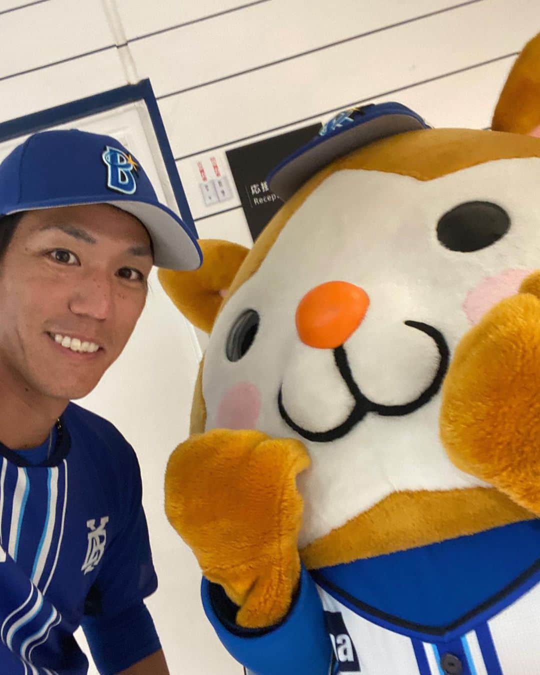 のインスタグラム：「今日も会えた😆  ベイスターズJr.お披露目ありがとうございました！！  お披露目の時のスターマンとの写真がある方はください🤗  #12球団ジュニアトーナメント  #ベイスターズジュニア  #スターマン  #小学生  #夢への一歩」