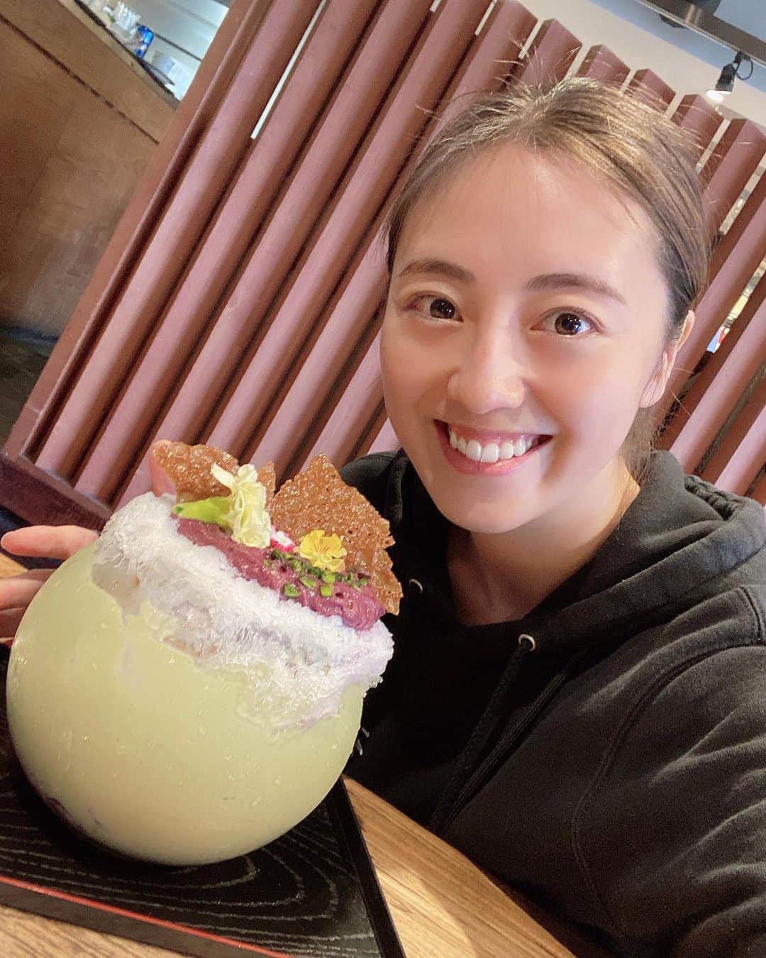 沢井美優のインスタグラム：「秋だ🍁  秋の香りがする✨肌寒い☺️  #秋分の日  #沢井はかき氷です #🍧  #かき氷 #かき氷大好き  #かき氷は人を幸せにする #🧡　 　 #笑顔溢れる毎日を  #明日もきっと素敵な一日 #🍀」
