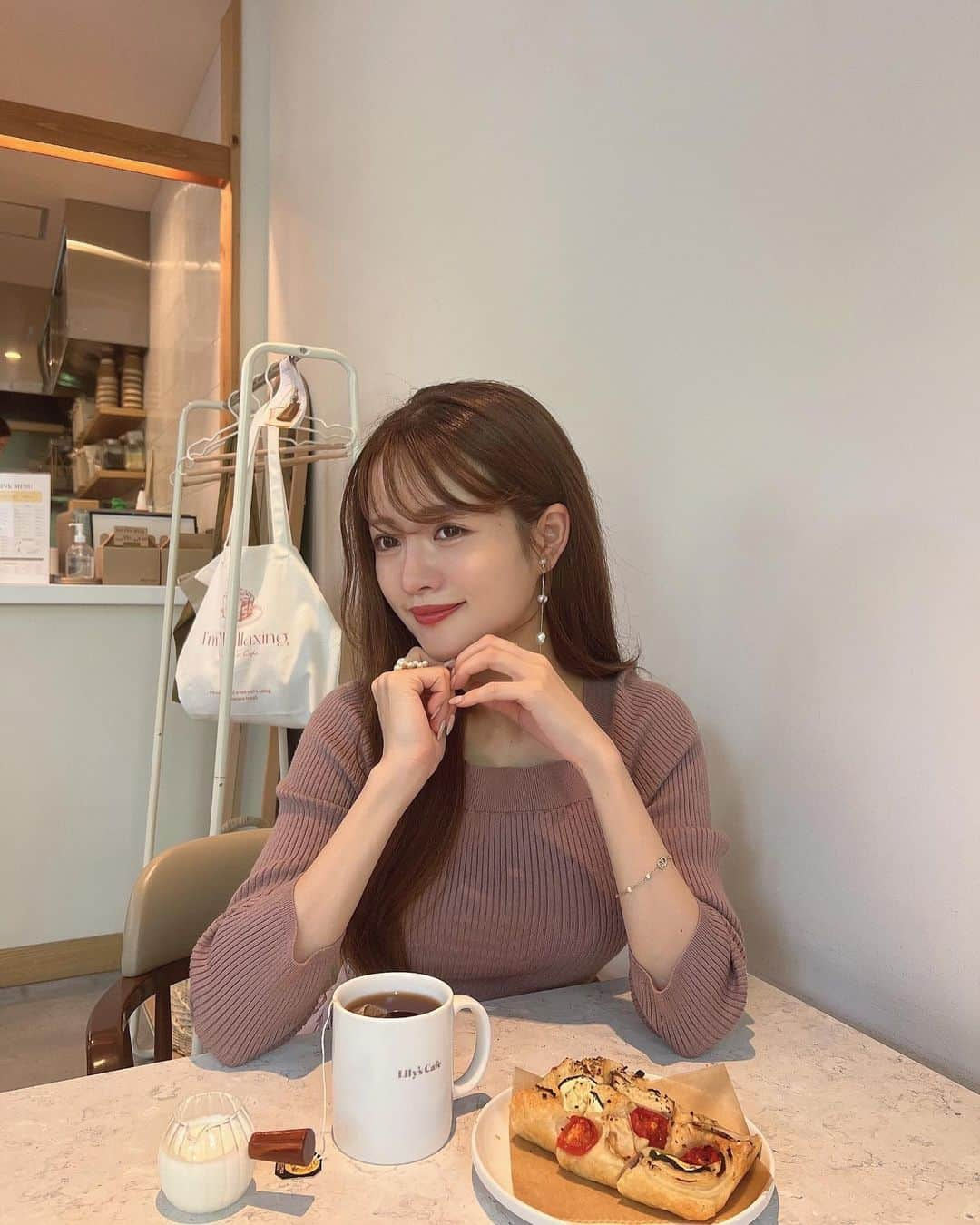 Isakoさんのインスタグラム写真 - (IsakoInstagram)「Lily's Cafe 💕  週末限定の可愛すぎるカフェへ☕️ 大人可愛い秋先取りコーデで🍂  とっても可愛くてお上品なワンピースは LAISSE PASSE（レッセ・パッセ）から 新作で出たワンピース👗 私はモカのSサイズ（26000円税抜） を着用しています💕 小物はファーで合わせました☺️  Lily's の淡色な雰囲気にぴったり✨✨ 秋のデートで沢山着たいお洋服💐 　 @laisse_passe  　 　 　  #骨格ウェーブ#骨格ナチュラル#大人かわいい#大人フェミニン#骨格ストレートコーデ #laissepasse #レッセパッセ #laissepasseonlinestore #レッセパッセオンラインストア#pr」9月23日 20時23分 - ichaaako