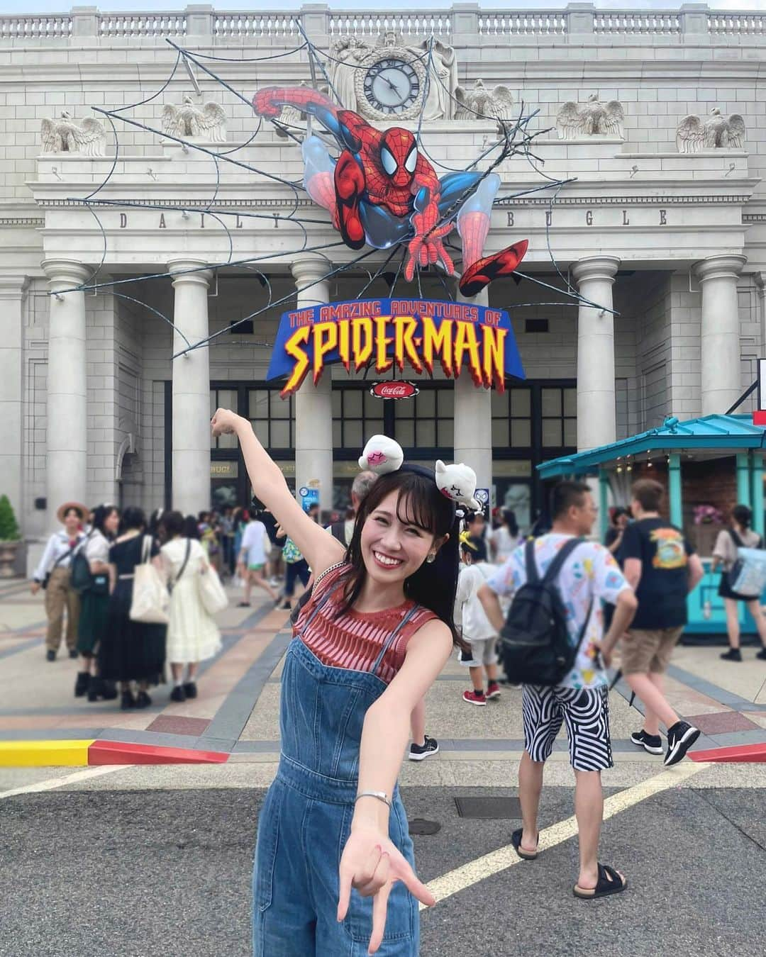 戸北美月のインスタグラム：「. 先日、ユニバーサルスタジオジャパンへ✨ 来年終了してしまうスパイダーマンの前で記念撮影！  大阪に向かう時にスパイダーマンの映画を観て気分を高めて、アトラクションを全力で楽しみました🎬🕷️  もうこのハラハラドキドキを味わえないのは寂しいけれど、最後に乗れて本当に良かったです🥹  やっぱりスパイダーマンはかっこよすぎる！！❤️💙  #ユニバ #スパイダーマン #spiderman」