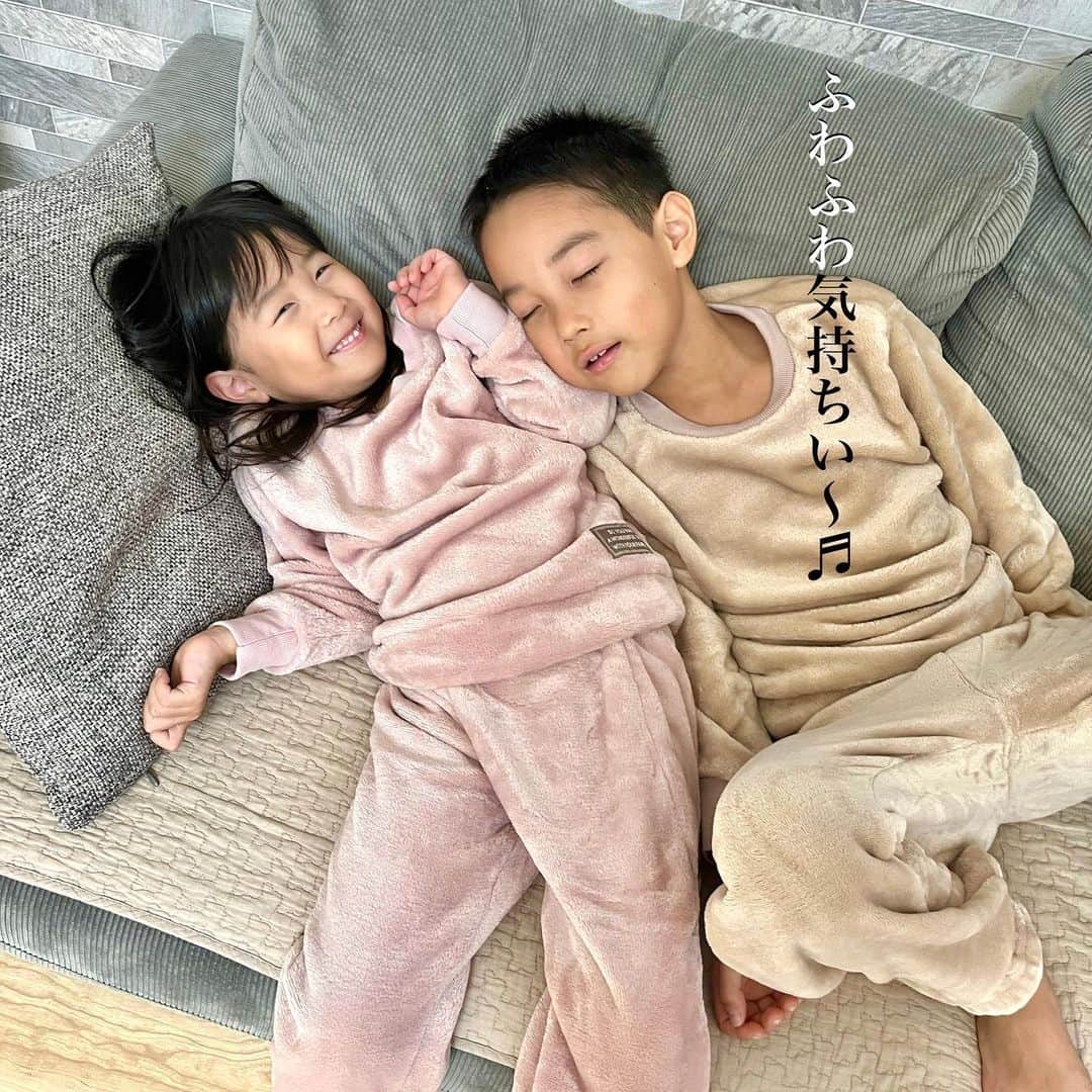 のインスタグラム：「❤︎ 見てみてー🥹💕 見てるだけで気持ちよさそうなパジャマじゃない？💓  @hiraki_official の思わず抱きつきたくなるような、ふわっとやわらかでとろりとした肌ざわりルームウェア🕊️ 柔らかいニュアンスカラーがめっちゃタイプ💕  フランネルボア素材のルームウェア上下セットやねんけど、 私のイチオシは袖口と足口にゴムが入ってること❣️  ふわふわ素材のパジャマってゴム入ってないこと多くない？🥲 引きずったりズレて寒くなったりするから、ゴム入りが絶対おすすめ😘  まだまだ暑いから着るのはまだ先やけど、これでぬくぬくの冬を過ごせそう〜🫶🏻✨  ヒラキのアプリでお得なクーポン出てるからぜひチェックしてみて😍🙌🏻  ✩ふわとろりルームウェア  品番:46973(男女兼用サイズ)  価格:1,980(税込¥2,178)  品番:56539(男の子、女の子)  価格:1,680(税込¥1,848)  #ヒラキ #ひらき #hiraki #ふわとろり #ふわとろりルームウェア #ルームウェア #あったか #冬支度 #キッズパジャマ」