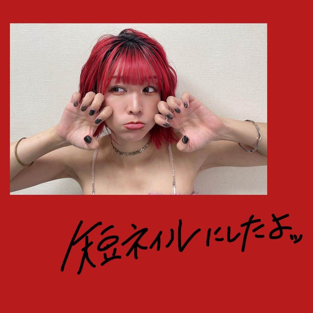 のインスタグラム：「ネイル超短くしてシンプルなマグネットにした！ なんででしょう！  #なかねいる  nail by @ranran.jp  @nail_m.jewelry_  @nail_m.jewelry」