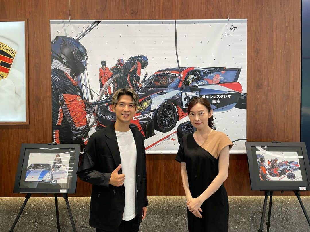 小橋めぐみのインスタグラム：「先日、Porsche x Dai Tamura Special ART exhibition へ。  様々なスポーツ選手を描かれている田村大さん @dai.tamura が、今回の展覧会ではポルシェとコラボされていました✨  エンジン音が聞こえてくるような、 レースを間近で見ているような、 スピード感と迫力ある作品の数々に 圧倒されました。  めちゃめちゃかっこよかったです。  実は「絵」で、走ってる、それもスピードがかなり出ている車を表現するのってとっても難しいこと。 人や動物だったら、走ってる姿から伝わるけれど、車は走っていても止まっていても見た目は変わらないから、 それをどうやって見せるか。 土埃や風、窓ガラス、車体… スピードは細部に宿っていました。  ポルシェスタジオ銀座にて 明日24日まで開催中です。  この迫力を、スピードを、 間近でぜひ🏎️✨  #田村大 #銀座ポルシェスタジオ」