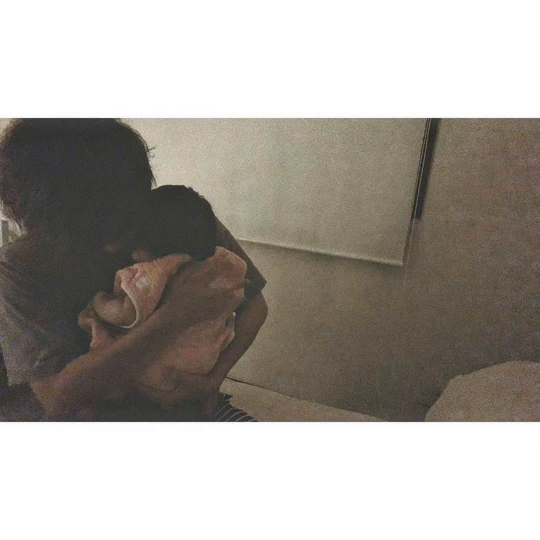 久保陽香さんのインスタグラム写真 - (久保陽香Instagram)「9/20で…  ⁡ ＼ 6ヶ月になりましたー👶🏻✨✨ ／ ⁡ ⁡ 2325g→6390g 46.5cm→62.5cm ⁡ ⁡ 出生時のときから6ヶ月の日までに こんなに大きくなったんだねと感動… ⁡ 4ヶ月の赤ちゃんの平均くらいの大きさらしいんですが 小さいなりにもぷくぷく穏やかに成長してくれています🥹 (ちなみに私は生後2ヶ月で既に8kgもあったそう！笑) ⁡ ⁡ ⁡ 最後の動画は、娘と夫の愛しいハイハイの練習風景〜 娘の今しかないこのむちむちなサイズ感がたまらない🫶 ⁡ 私たちは毎日あなたにメロメロだよ いつもたくさんの幸せをありがとう〜✨✨✨✨ ⁡ ⁡ ⁡ #生後6ヶ月 #6ヶ月ベビー #女の子ベビー #halfbirthday #プリティなケーキでお祝い #親が美味しくいただきました #愛しのほっぺ #鏡がお好き #ハイハイ練習中 #娘との日常 #娘の成長記録🦭」9月23日 20時38分 - kubo_haru