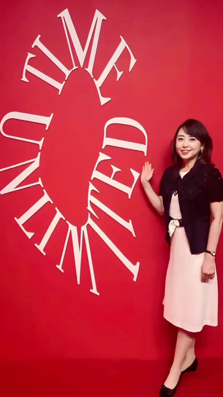 のインスタグラム：「【美しいものに触れる時間】  カルティエ初、ウォッチメイキングに特化した没入体験型イベント「TIME UNLIMITED – カルティエ ウォッチ 時を超える」に行ってみました。  カルティエ ウォッチメイキングの重要なビジョンとされる「パイオニア精神」、「フォルム」、「デザイン」、「美を支える技術」4つをテーマに演出された世界巡回展。  まるで美術館の中を巡るような美しく芸術的な時計の数々。貴重な空間でした。  10月1日(日) まで東京・原宿で開催中です。  #カルティエ #展示会 #timeunlimitedカルティエウォッチ時を超える #時計 #ウォッチ @cartier」