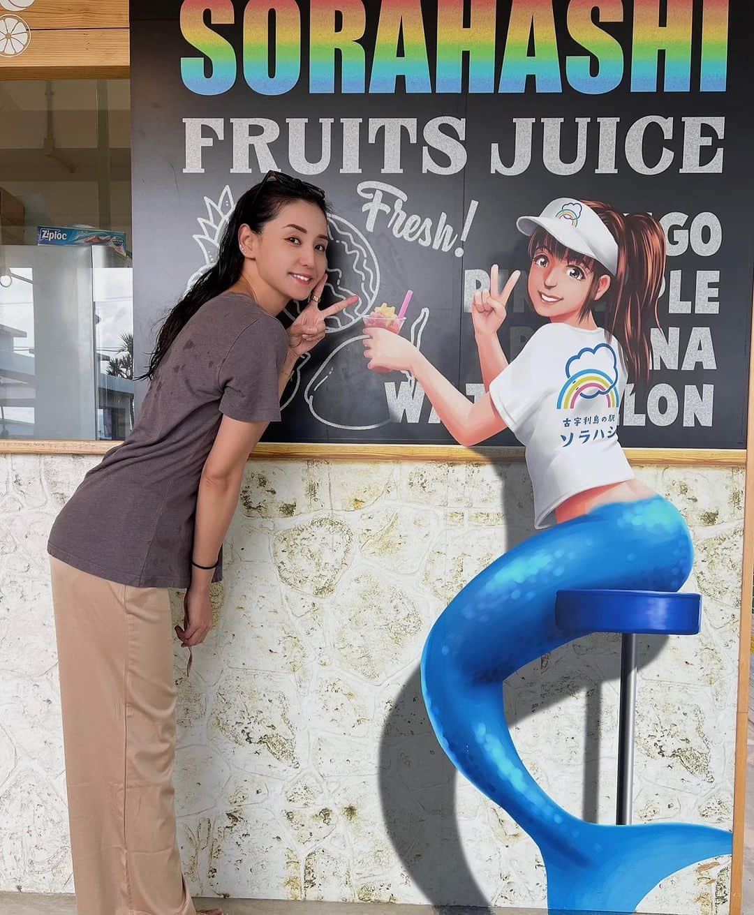 西原有紀のインスタグラム：「🧜‍♀️swim🐠🐚  ✳︎ ✳︎ ✳︎  今回の沖縄の海は雨続きだったから海の透明度もイマイチだったけど、ちょこっとだけでも海入れて良かったです🧜‍♀️🩵💙  ✳︎  海上がりで、髪も濡れたままだったけど、マーメイドちゃん発見したので一緒にパシャリ📸   ✳︎   最後にシュールなおまけ動画も🤿w  ✳︎  今回の旅も貴重な経験となり、素敵な思い出に刻まれました😉  ✳︎  またドキドキ•ワクワクする体験ができるよう、今この瞬間を頑張ろっと🔥💪  ✳︎  皆さん、良い週末を…👋  ✳︎ ✳︎ ✳︎  #マーメイド #人魚 #マーメイドスイム #mermaid #mermaidswim #mermaidlife #mermaidtail #沖縄#okinawa #sea #swim #view」