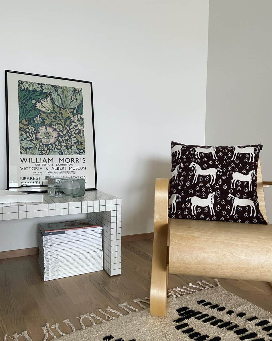 マリメッコのインスタグラム：「Another day, another fresh start. Let the clean design decor of the Marimekko community inspire a Saturday reset and prepare you for the week ahead.   Share your home with us! Tag #marimekko and @marimekko.」