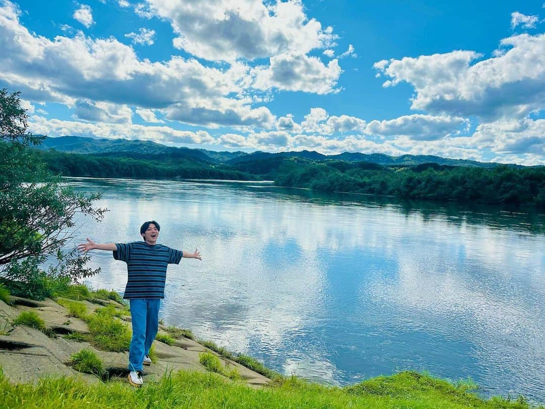 辰巳ゆうとのインスタグラム：「今日は北海道へ🐄🌳  初めて美深町にお邪魔しましたがキレイで壮大な景色に心が癒されました🪟  マイナスイオン溢れる空気でもう身体中の空気を全て美深町の空気に入れ替えました😂  またお邪魔できますように…💫  #hokkaido #nature #naturephotography  #naturelovers   #北海道 #美深 #美深町  #天塩川 #自然   #ootd #ootdfashion  #ボーダー #ボーダーコーデ   #星くずセレナーデ  #辰巳ゆうと」