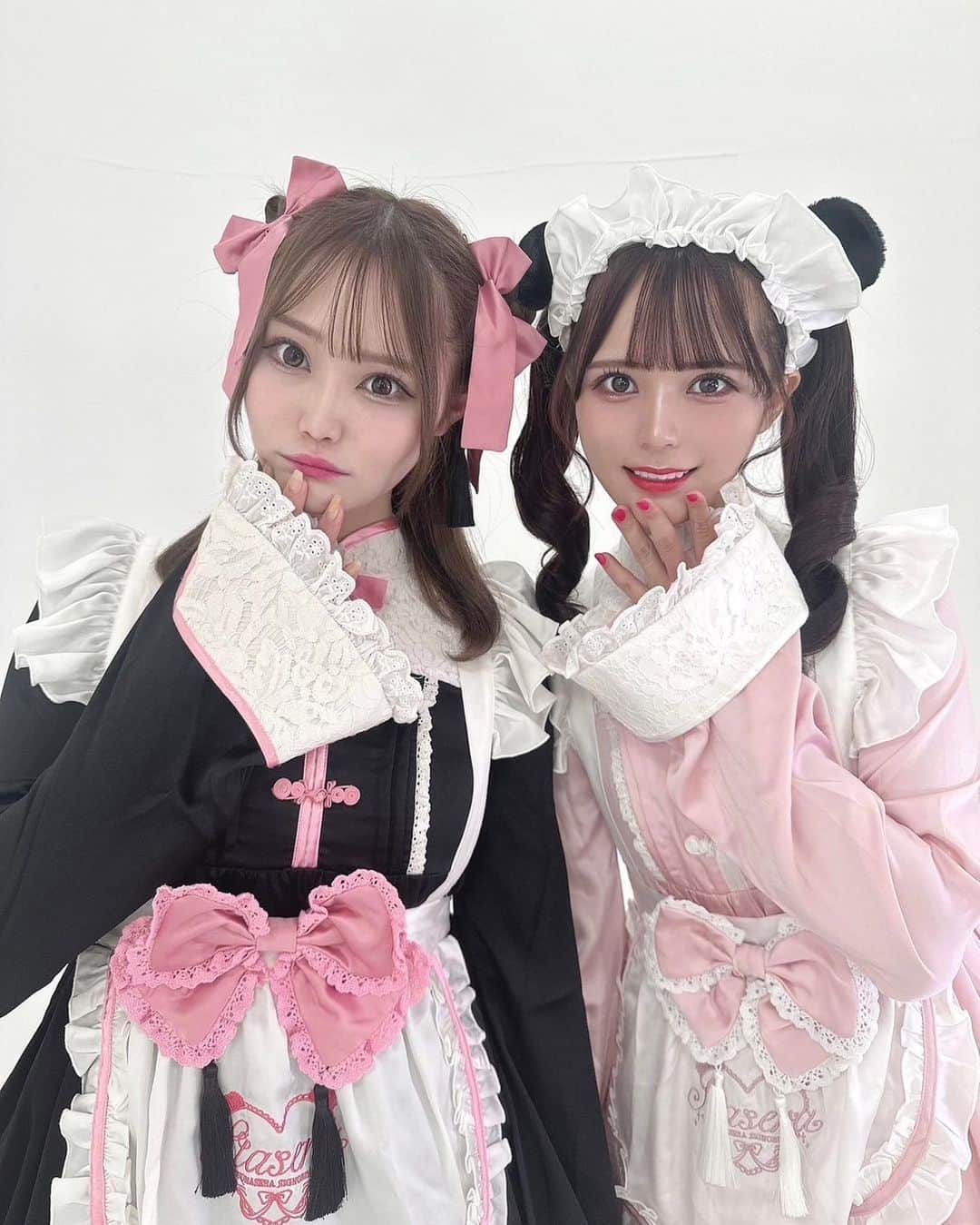 のインスタグラム：「・ ゆきのちゃんとロリータ誌 @lapinlabyrinthe さんの撮影でした🩷  かわいいロリータを2人で 着られて嬉しかったよー！ ソロショットも沢山撮ったので 楽しみにしててください🤍  前回お迎えしてくださった方の おかげでまた載れるの嬉しいです🥲 今後に繋げたいのでお願いばかりですが お迎えしてくださると嬉しいです！  こうやってこれからも嬉しい お知らせができるよう頑張ります🐼  #ロリータ#双子#ロリータファッション #Lolita#lolitafasion#ツインテール#パンダ#ラパラピ#双子コーデ」