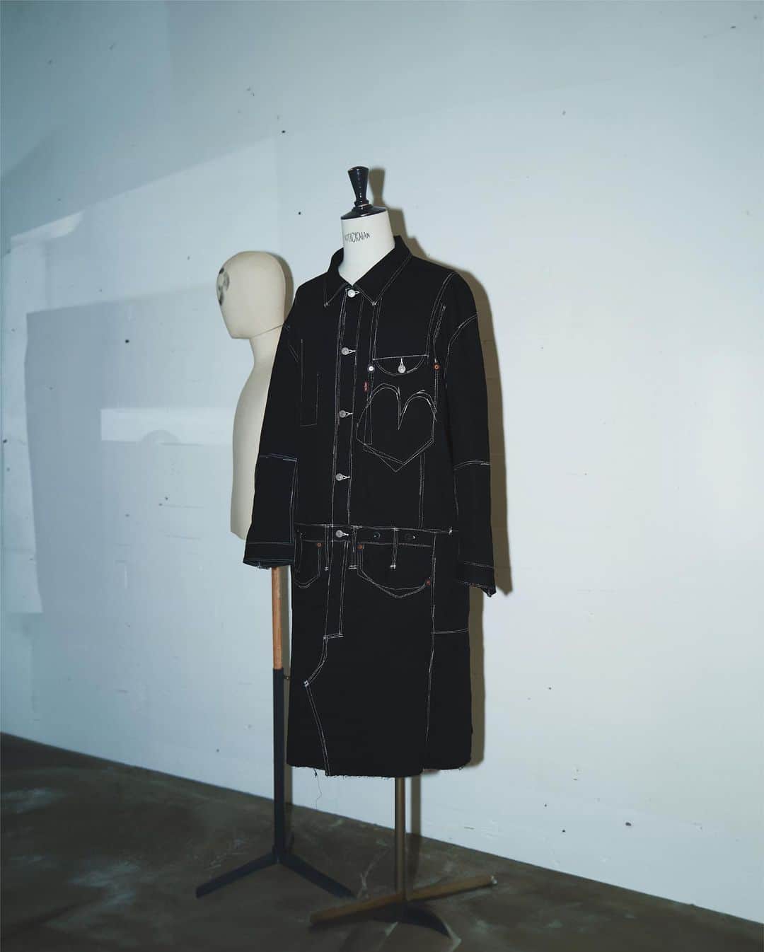 JOINT WORKSさんのインスタグラム写真 - (JOINT WORKSInstagram)「【JUNYA WATANABE MAN×levis】 伝統的な物づくりと、歴史あるベーシックを解釈・解体して、新しいメンズカジュアルを打ち出しています。良き物づくりの工場を所有した尊敬出来るブランドとのコラボレーションを手法とし、Wネームの先駆け的存在のブランドとしても高い評価を得ています。  no.23020731101030 @baycrews   #jointworks#junyawatanabeman #levis」9月23日 21時00分 - jointworks.jp