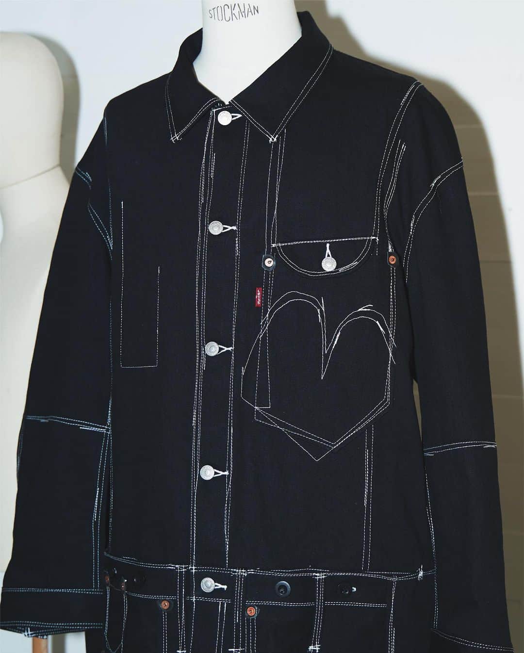 JOINT WORKSさんのインスタグラム写真 - (JOINT WORKSInstagram)「【JUNYA WATANABE MAN×levis】 伝統的な物づくりと、歴史あるベーシックを解釈・解体して、新しいメンズカジュアルを打ち出しています。良き物づくりの工場を所有した尊敬出来るブランドとのコラボレーションを手法とし、Wネームの先駆け的存在のブランドとしても高い評価を得ています。  no.23020731101030 @baycrews   #jointworks#junyawatanabeman #levis」9月23日 21時00分 - jointworks.jp