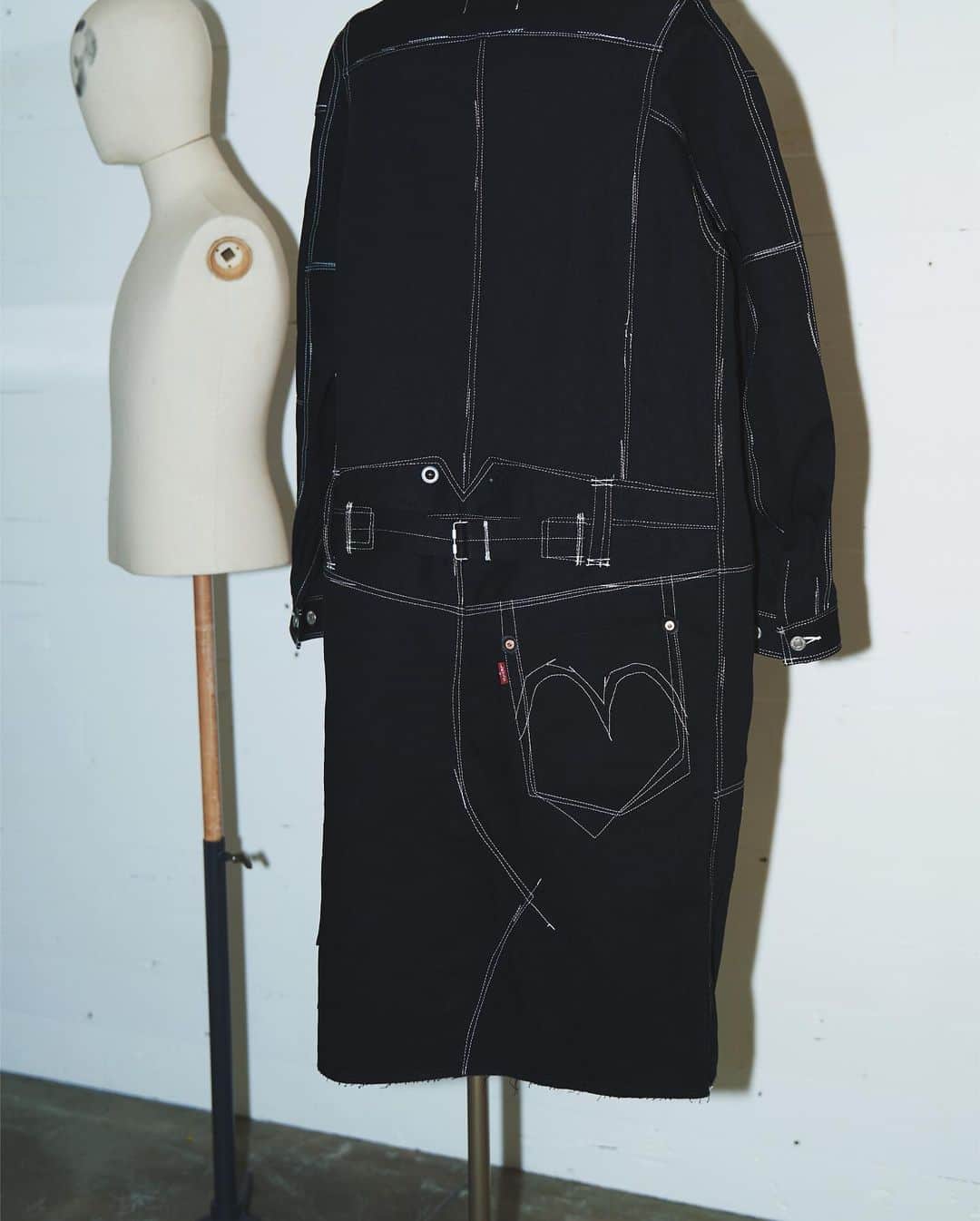 JOINT WORKSさんのインスタグラム写真 - (JOINT WORKSInstagram)「【JUNYA WATANABE MAN×levis】 伝統的な物づくりと、歴史あるベーシックを解釈・解体して、新しいメンズカジュアルを打ち出しています。良き物づくりの工場を所有した尊敬出来るブランドとのコラボレーションを手法とし、Wネームの先駆け的存在のブランドとしても高い評価を得ています。  no.23020731101030 @baycrews   #jointworks#junyawatanabeman #levis」9月23日 21時00分 - jointworks.jp