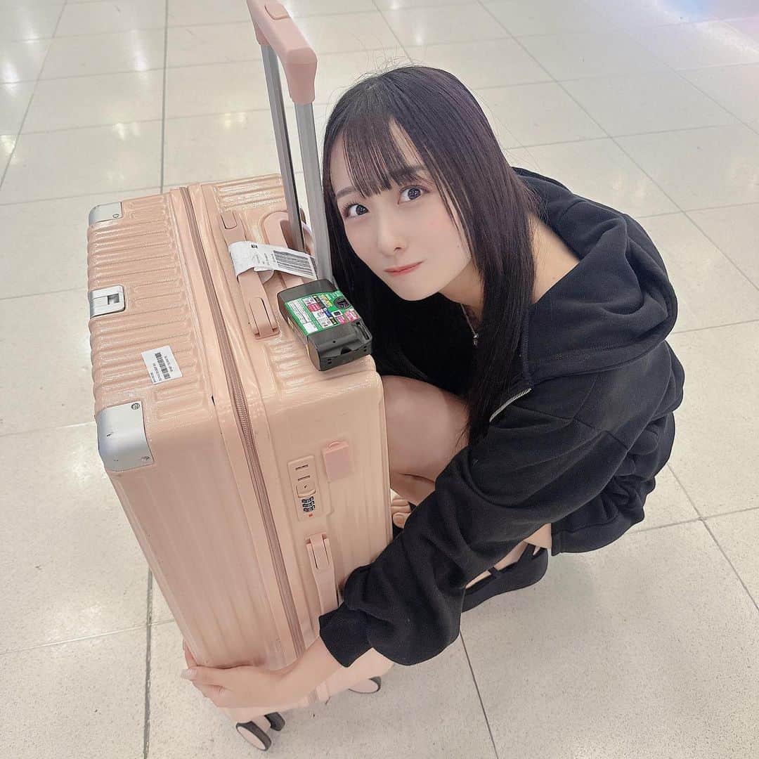 八木ひなたのインスタグラム：「・  ・  新しいキャリーケース買ったの🧳  ・  ・  ・  #自撮り #selfie #セルカ #fashion #love #メイク #instagood #code #selca #selfie  #셀카그램 #today #ootd #dailylook #instagood #いいね返し#instalike #instafashion #followme#アイドル#スーツケース#旅行#黒髪#旅行コーデ #黒髪ロング #空港#タイ#タイ空港#tailandia #tailand」