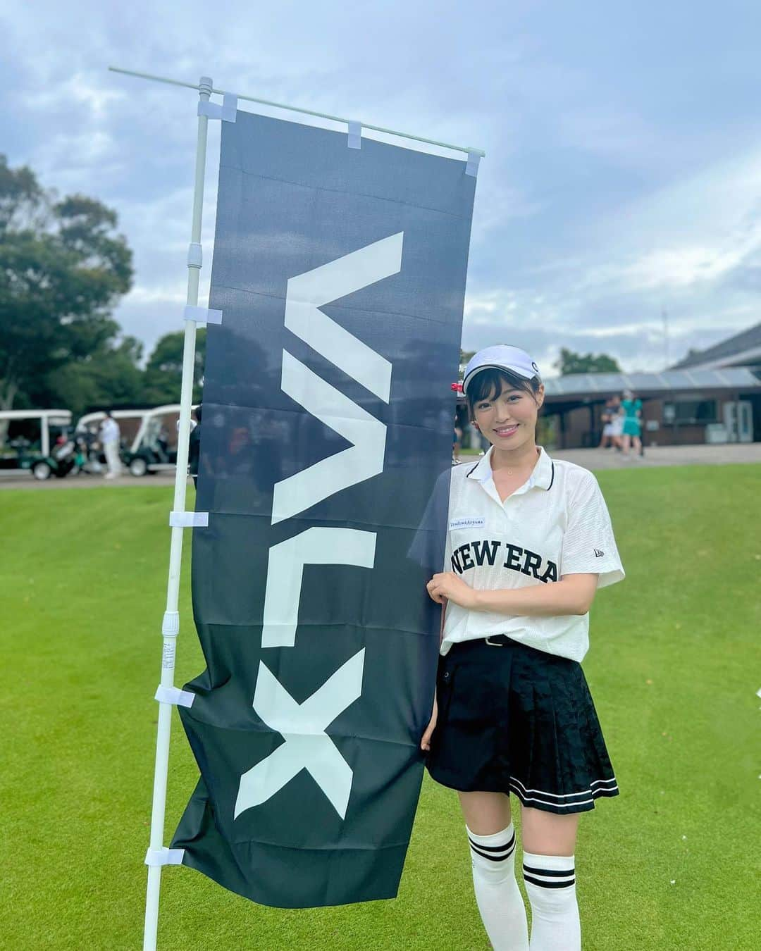 高橋としみのインスタグラム：「昨日は　@valx_official のコンペに 参加してきました😊✨⛳️ お天気どうかなーと心配だったけど、 むしろ涼しくてゴルフ日和👏  ちょっと小腹空いた時もトレーニング後も プロテイン飲んでるんだけど、 ゴルフの朝もごはん食べると お昼食べれなかったりするので、 そんな時にもおすすめ✨✨  久しぶりのレディースティーでウキウキ しかし全くパーオンしない🤣🤣 スウィングおかしくなっている💦💦  なんとかしなくては🥹  トップス　@newera_golf  バイザー スカート　@chucuchu_official_jp  シューズ　@archivio.official  #ゴルフ#ゴルフ女子#golf#ゴルフコーデ#ゴルフウェア #ゴルフ好きと繋がりたい #キングフィールズゴルフクラブ #valx」