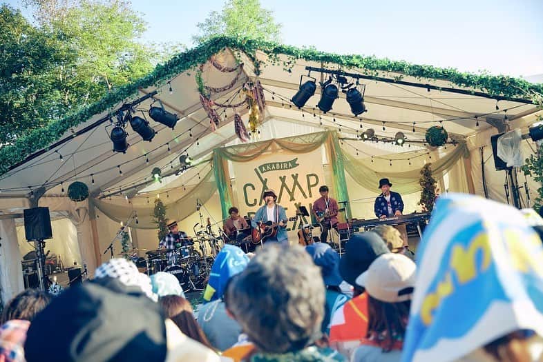 片岡健太のインスタグラム：「¨ AKABIRA CAMP BREAK 2023¨ あー気持ちよかった。 裏も表も最高でした。 自由。  北海道またすぐに帰ってきます。 次はワンマンツアーで再会しましょう☺︎  Photo @sotarogoto   #AKABIRACAMPBREAK #sumika_c #sumika_camp_session」