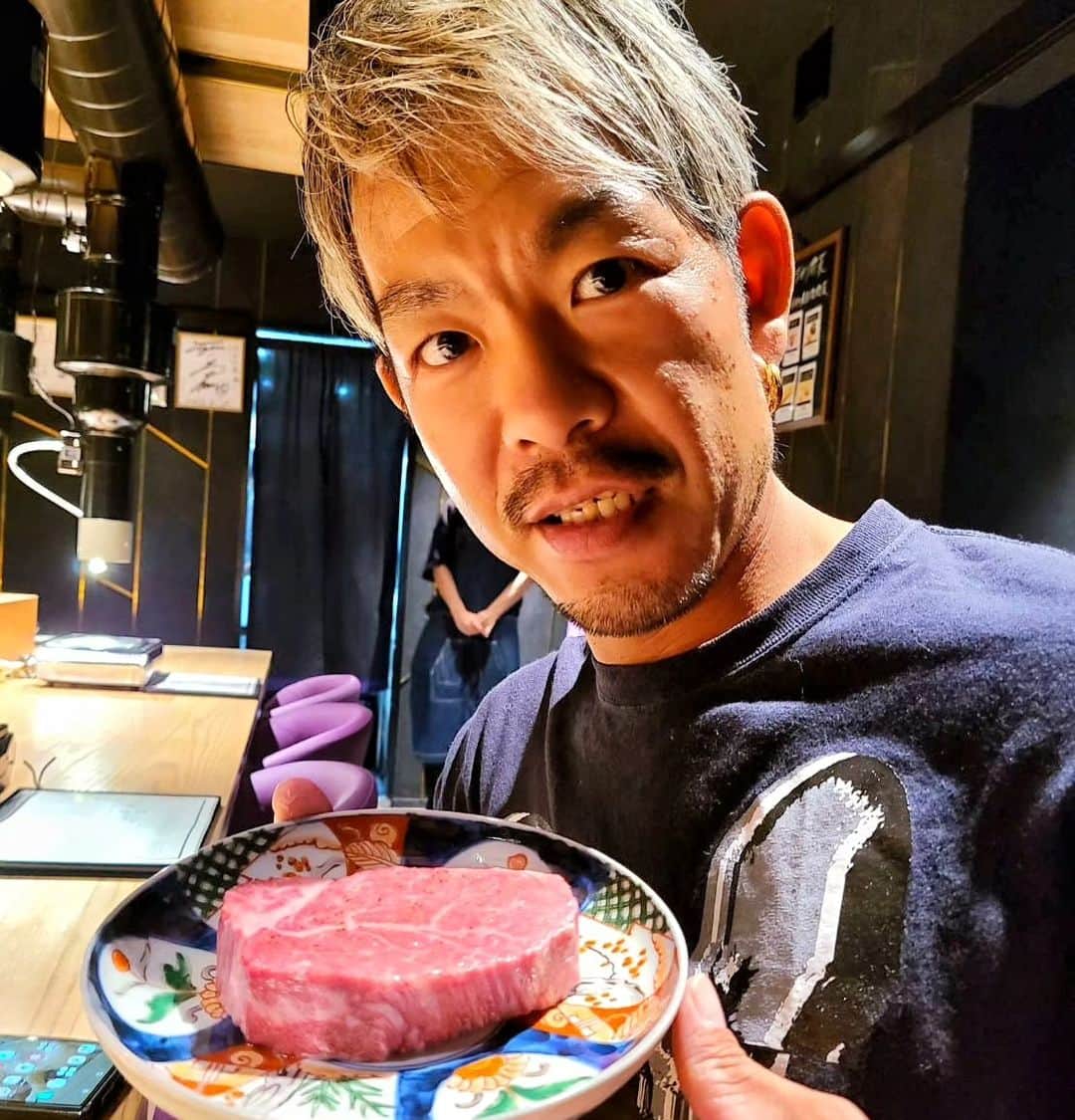 剛王さんのインスタグラム写真 - (剛王Instagram)「阿倍野路地裏が今めちゃお洒落なお店が増えててなんかええ感じ。 そこにめちゃおすすめの焼肉屋さんがあるみたいで行ってみた。 そこは提供までに一手間にこだわり、肉の味を最大化し焼肉を料理に昇華させることを目指してるのが【焼肉 はんべゑ @abeno_hanbeh 】 今回注文したのが はんべゑ特選コース ●前菜 季節食材のキムチとナムル五種  ●本日のスープ 黒舞茸と丹波シメジのスンドゥブチゲ  ●産直野菜のはんぺゑサラダ 野菜ソムリエ推薦のお野菜を特製のドレッシングで  ●肉刺し 三品の中からお選び下さい 生ハラミユッケ・白センマイ刺し・リブロース焼すき  ●特選タン三種 特上黒タン塩、昆布締めタン中、タンカルビ  ●特選焼肉二種 特選ハラミ、特選ヘレ  ● 季節の焼野菜四種 淡路島産だし玉葱、鹿児島県産南瓜 長野県産カラフルトマト、北海道産トウモロコシ  ●ホルモン五種 ツラミ、アカセン、タン筋、テッチャン、上ハチノス  ● ご飯もの 9月は秋鮭の炊き込みご飯 ~  ●甘味 ~ 宇治抹茶アイス ~  +  はんべゑ特選 特上ヘレステーキ 1枚のステーキを大胆に焼き肉の繊維を壊さないようにフォークで肉を割いて取り分けます。 ガーリックバター、ニラ醤油でお召し上がりください。  見た目、味、最高に美味しかったので肉の感想は別投稿でお知らせしますね。  ほんまに美味しかった。  ------------------------------------------------------------------------------------------------ 焼肉 はんべゑ 住所： 大阪府大阪市阿倍野区阿倍野筋2-4-48 紀泉ビル 2F 最寄り駅： 阿倍野駅から92m TEL： 06-6629-8192 営業時間： 17:00～23:00 日曜営業 定休日： 月曜日 【お店のアカウント】 @abeno_hanbeh   #はんべゑ #焼肉はんべゑ #阿倍野はんべゑ #天王寺焼肉 #大阪焼肉 #高級焼肉 #阿倍野グルメ #天王寺グルメ #あべのディナー #天王寺ディナー  #woomypr ------------------------------------------------------------------------------------------------  また投稿しますのでお楽しみに。  #大阪グルメ #大阪焼肉 #焼肉 #肉 #肉料理 #肉スタグラム #グルメ #グルメスタグラム  #大阪 #天王寺 #阿倍野」9月23日 20時41分 - gooh2010