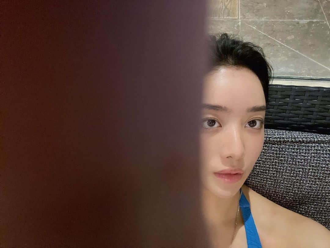 チャ・ジュヨンのインスタグラム：「어캐 찍냐구 셀카;; 바다에 뛰어들고 싶었지만 수영장 물조차도 너무 추워 오돌오돌」