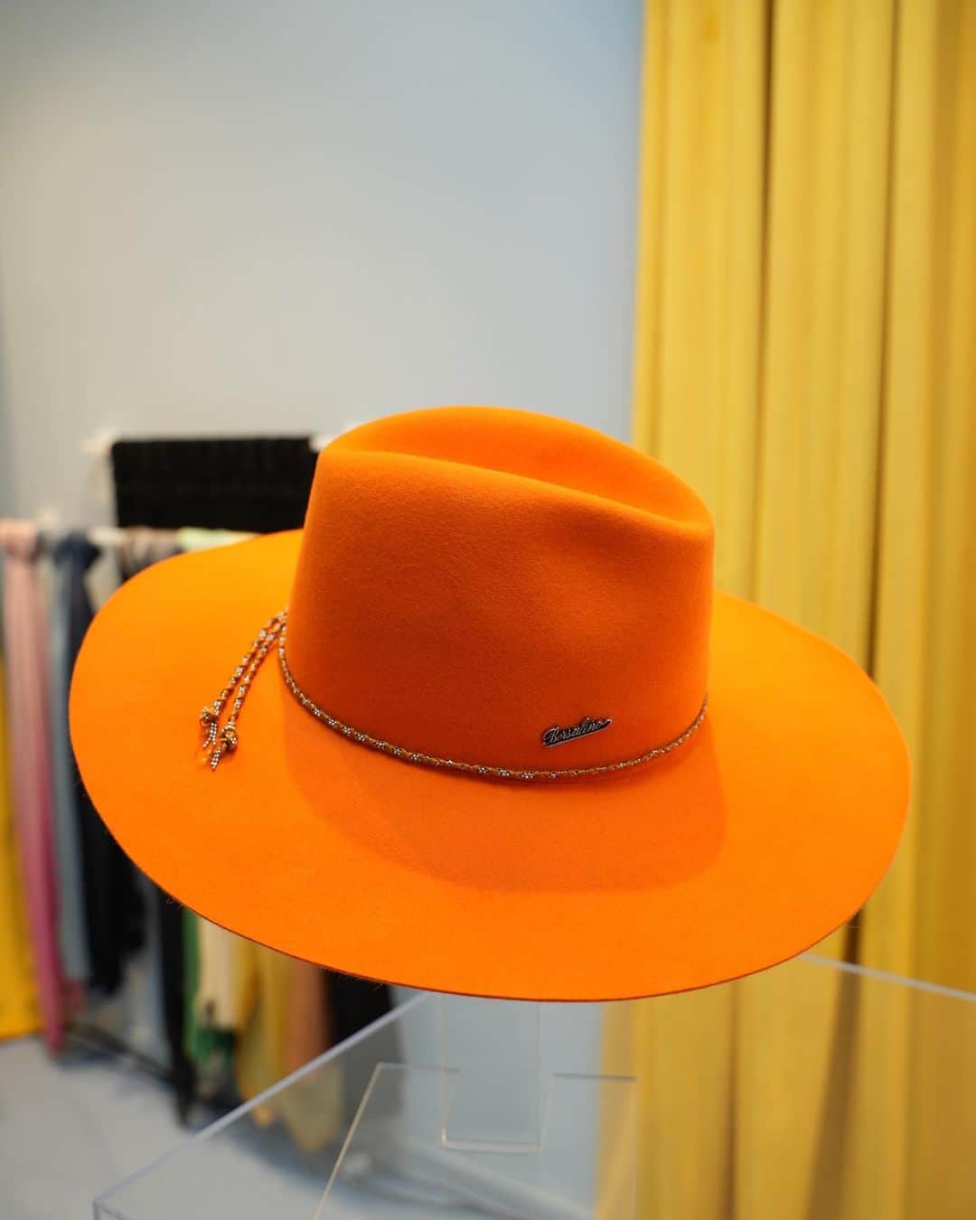 のインスタグラム：「The Garden of Eden is a dreamlike #temple presentation of Borsalino's new #SS24 collection by our Head of Style, Jacopo Politi. #Handcrafted natural fibers, #pastels & a precise choice of strong #colors are the common thread of a collection that puts nature at the center of everything.  A journey to discover a quest for lightness.」