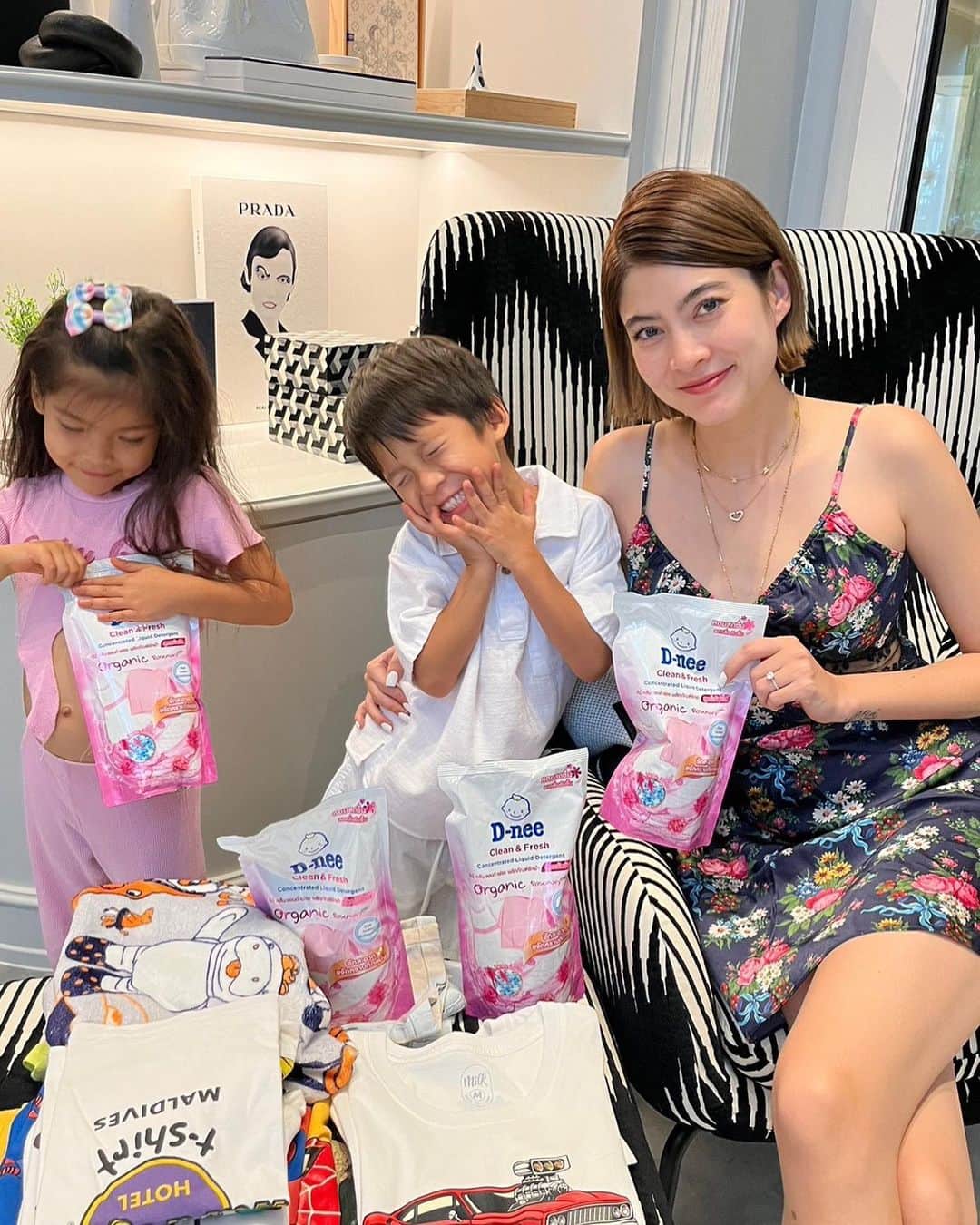 マギー・ラースリー・バーレンシエガーのインスタグラム：「ทุกวันนี้ 2 ป่วนไปโรงเรียน ก็ไม่ห่วงว่าเสื้อผ้าจะเลอะแค่ไหน คราบเด็กหนักๆ เอาอยู่ คราบผู้ใหญ่ก็สบาย เพราะที่ผ่านมาครอบครัวเราใช้ ดีนี่ ซักผ้า สูตรเข้มข้น ออร์แกนิค โรสแมรี่ ด้วย “DUO ACTIVE ENZYME” ขจัดคราบฝังลึก ซักสะอาดหมดจด ห๊อม..หอม จะฝนตก ตากในร่มหมดปัญหาผ้าอับชื้น ปลอดภัยกับสองจิ๋วเพราะผ่านการทดสอบไม่ทำแพ้และระคายเคือง (Hypoallergenic tested)   #DneeThailand #ดีนี่ซักผ้าสูตรเข้มข้น #Dneeพลังซักเข้มข้น #Dneeพลังหอมเข้มข้น」