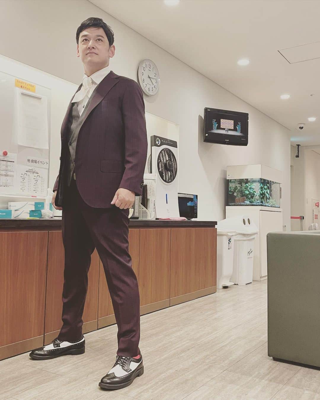 宮田麺児のインスタグラム：「スタイリストさんに コーディネートしてもらった 新しい漫才スーツ  スーツはいつもここ  #スーツ #オーダースーツ」