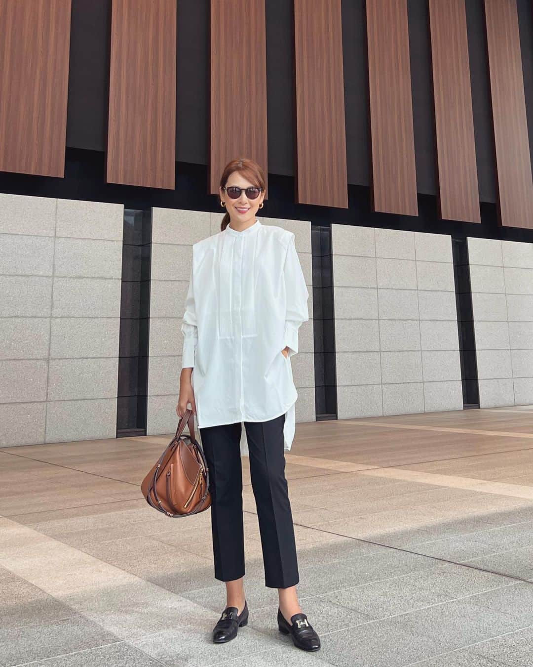 のインスタグラム：「#outfit . . ショルダータックと長めの丈がポイントのシャツ。 胸元のピンタックもお気に入り◡̈*  Tops... @nostalgia_jp  #nostalgiajp #ノスタルジア #noszozo」