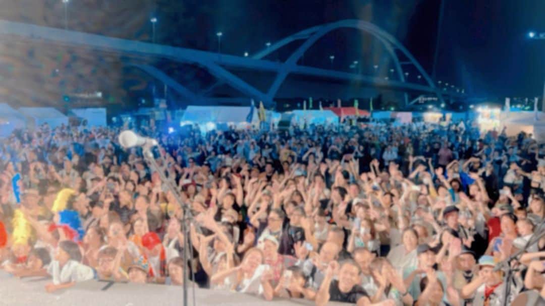 愛内里菜のインスタグラム：「２３日本日の泉州沖縄祭り　in 岸和田 ありがとうございました🎤✨😆 ⁡ 青空の元　 たくさんのみなさまの中で めちゃ楽しく、気持ちよく歌わせて頂きました 🌴😆✨‼️ ⁡ そして久米仙酒造さんブースにも 立たせて頂き、足を運んでくださった みなさま本当にありがとうございました😌🙏 ⁡ ステージパフォーマンスも みなさま最高でした✨😆‼️ ⁡ 私は２３日のみの出演でしたが 明日も開催されますので お近くの方ぜひぜひ😌‼️ ⁡ 夜風が最高に気持ちよかった☺️ ⁡ ⁡ ⁡ 9月23日（土）24（日） 大阪岸和田で開催される 「第4回泉州沖縄祭り」に 久米仙酒造さま ⁡@kumesen1952  のお声がけで出演させていただきます✨🙏 ※出演は23日（土）15:10〜15:35のみ ⁡ 場所：岸和田カンカンベイサイドモール屋外特設会場 時間：Open 11:00 / Over 19:00 小雨決行（荒天中止） ※入場料中学生以上一律500円（再入場可） ■会場内への飲食物持込禁止 ⁡ 両日とも たくさんのアーティストさんとキッチンカーで 賑わう沖縄イベント🌴🍴🍹 ⁡ ⁡」