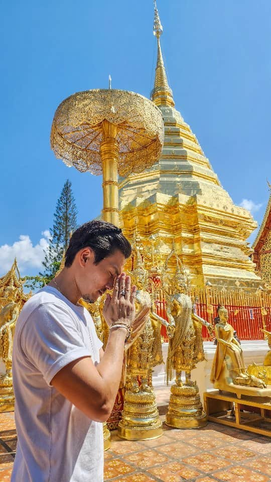 芳賀勇一のインスタグラム：「Temple top of the mountain 黄金の塔  #thailand #chiangmai #temple #gold #trip #world #チェンマイ #タイ #バンコク #旅 #海外 #寺」