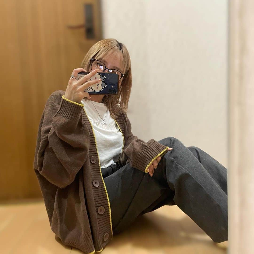 加藤愛永のインスタグラム：「毎年ブラウンのカーディガン 集めてる気がする🐻🤍​ . 今年1つ目のカーディガンは​ @classicalelf officialの❕​ もちもちのニットで配色パイピングが可愛い🥹​ . 私はブラウンのLサイズにしたよ〜☁️​ .​ .​ #classicalelf #クラシカルエルフ #エルフコーデ #タイアップ #code #秋服​」