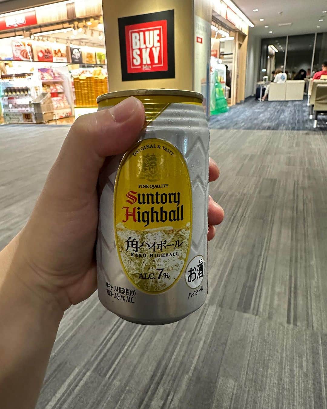 吉澤響のインスタグラム：「Niiiya @福岡graf、無事に終了しました〜 楽しかった！ 東京戻ります！ が、なんだか飛行機が遅れてるみたいなので空港でひとりで打ち上げ中。 次のNiiiyaは10/1の仙台メガロックス！ よろしく！」
