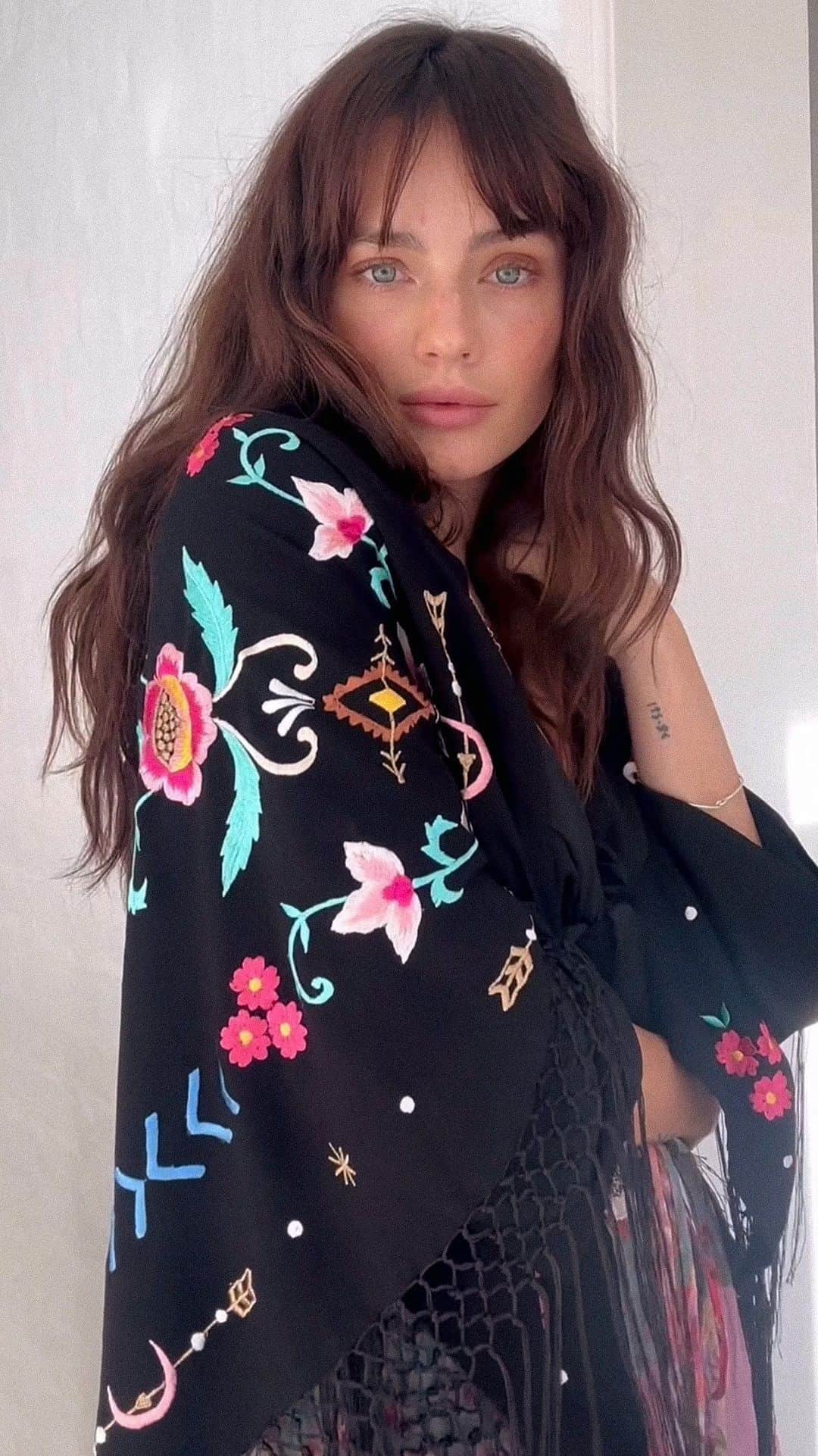 Jessicaのインスタグラム：「Feelin a little like Stevie in this @zaimara shawl   #zaimara #clothing #outfit #shawl #stevienicks #ootd」