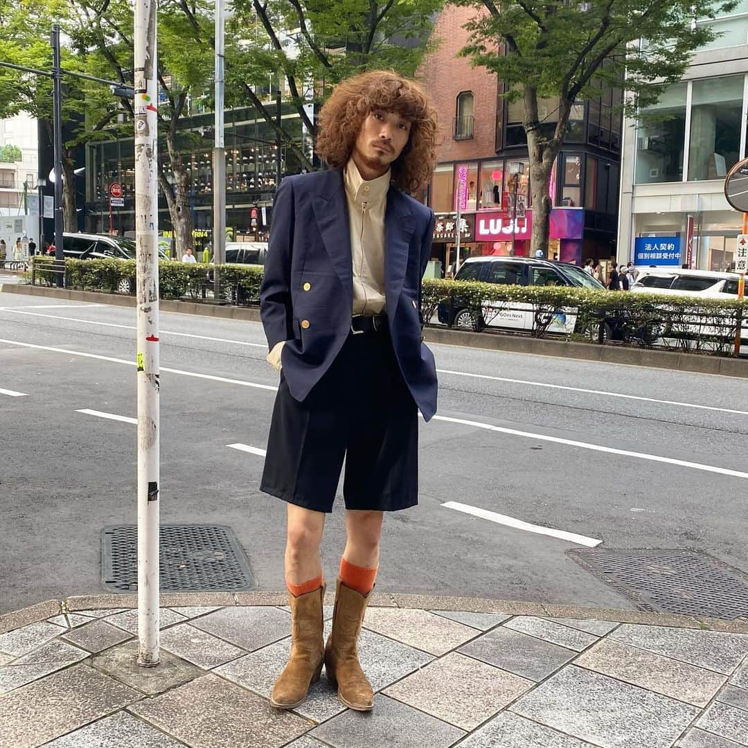 原宿シカゴさんのインスタグラム写真 - (原宿シカゴInstagram)「#原宿シカゴ原宿店   【👔NEW ARRIVAL👔】  🧳ジャケット類多数入荷致しました🧳  1枚目　ベルベットスーツジャケット 2枚目　ツイードスーツジャケット 3枚目  サマースーツジャケット 4枚目　コーデュロイスーツジャケット 5枚目　ポリエステルスーツジャケット  フォーマルなアイテムで少し堅苦しいイメージがありますが、いつものスタイルに合わせるだけでコーディネートに締まりが出て、どこか色気のある雰囲気が漂ってくる💃🏻💃🏻 そんなアイテムだと思います！！  定番の物から変わり種まで取り揃えております👍  ぜひ店頭にてご覧ください🙇‍♂️🙇‍♂️  原宿店では、ネクタイ、スカーフなどジャケットと相性抜群のアイテムも多数取り扱っておりますので、あわせてご覧ください！  【アクセス】 東京都渋谷区神宮前6-31-15 2F ℡03-6727-5505 営業時間 11時〜20時 JR原宿駅東口から徒歩3分 東京メトロ明治神宮前駅3番出口から徒歩2分  #ジャケットコーデ #フォーマルコーデ #カジュアルコーデ #モッズ #テーラードジャケット #ポリエステルジャケット #ツイードジャケット #ツイードジャケットコーデ #ベルベットジャケット #コーデュロイジャケット #コーデュロイジャケットコーデ  #fyp #japantrip #japantravel #フルジョ#フルダン#下北沢#吉祥寺#京都 #原宿  #autumn #fashion#harajuku#harajukuchicago#used#vintage #데일리룩 #옷스타그램」9月23日 20時52分 - harajukuchicago_official