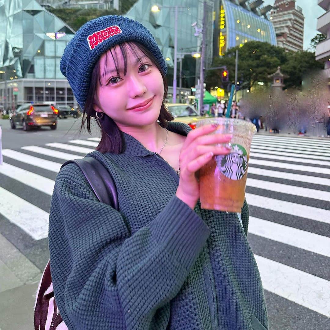 上水口姫香のインスタグラム：「普段は被らないニット帽🩷️🍏  どうかな？️🩵  #ヒステリックグラマー #hystericglamour #クロムハーツ  #chrome #chromehearts #ストリートファッション #ストリート #ストリート系女子 #ニット帽 #ボブ #ボブアレンジ #ボブヘアアレンジ #ボブヘア #緑 #スタバ」