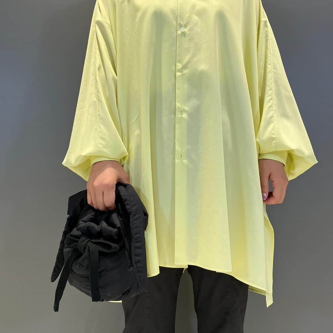 BEAMS JAPANさんのインスタグラム写真 - (BEAMS JAPANInstagram)「. 【WOMENS STAFF STYLING】  ＜Graphpaper＞のバンドカラーシャツはコットン100%とは思えないシルクのような着心地です。サラッと1枚で着ても主役になります。 Staff 161cm  ＜Graphpaper＞ Silicon Poplin Deep Slit Band Collar Shirt ¥30,800-(inc.tax) Item No.61-11-0282  ＜BEAMS JAPAN ORIGINAL＞ Faux Suede Pants ¥20,680-(inc.tax) Item No.13-24-0158  ＜SASQUATCHFABRIX.＞ “$” KNOT BAG ¥24,200-(inc.tax) Item No.11-61-0257  BEAMS JAPAN 2/3F ☎︎03-5368-7317 @beams_japan #graphpaper #beamsjapanoriginal #sasquatchfabrix #beams #beamsboy #raybeams #beamsjapan #beamsjapan3rd #beamsjapanwomens #beamsstaffstyling Instagram for Womens staff stylings Blog for Recommended」9月23日 20時52分 - beams_japan