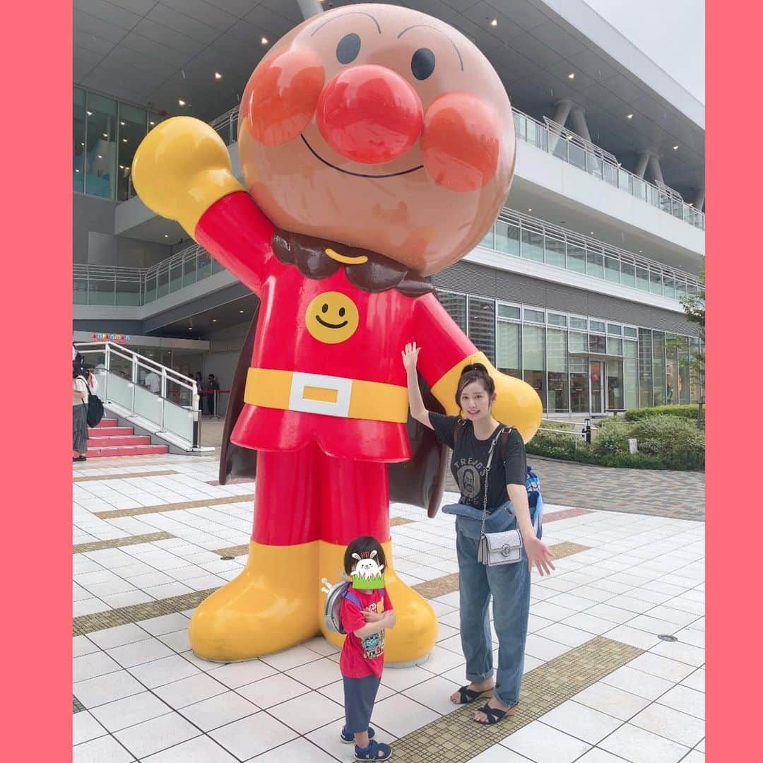 カブトムシゆかりさんのインスタグラム写真 - (カブトムシゆかりInstagram)「. 初めてのアンパンマンミュージアム🍞✨ . 「土日のアンパンマンミュージアム舐めたらいけないよ。」ってめちゃくちゃ忠告されていたので平日に！ . とはいえ祝日と錯角するような混み具合だったのでこれ土日どうなっちゃうんだ…って思いました。 . あれだねディズニーランドと同じ感覚を持っていかないと「平日だからゆったり☺️」とかにはならないのね！！！ . とはいえショーもとっても楽しんでいたしステキな時間でした✨ . わたし元々アイドルの推しとかっていないから、子供が産まれてからは息子が推しみたいなもんだけど、推しが推しに会えておめめキラキラさせてる姿ってとても尊いのですね✨✨ . . . #アンパンマンミュージアム #横浜 #2歳1ヶ月 #令和３年生まれ #２歳児」9月23日 20時54分 - kabutomushiyukari