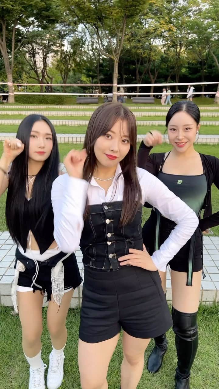 萩尾美聖のインスタグラム：「#치키챌린지 🩵💛 @_el7zupofficial   #el7zup #엘즈업 #cheeky #cheekychallenge #reels #kpop #dancechallenge」