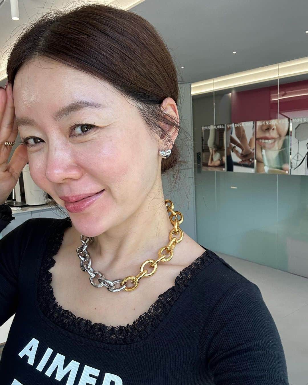 アン・ソニョンのインスタグラム：「<⭐️품절 알림⭐️>   징챠... 반지, 목걸이, 귀걸이, 팔찌... 종류 넘흐 많고 사이즈도 넘흐 많아서.... 가지수만 수십가지가지가지🍆🍆  세트수량 수백개....   와.... 이거 다나갔....🫢🫢🫢 #입틀막  저 체인 목걸이는 지극히 제 개취라 이거 가져가실까... 했는데.. 새로 고리부분 업그레이드한거 비교영상찍어서 올려드려고 들어가 봤더니... 수십개가 이미 품절🥹  (일케 X세대 K엄마들 목에 쇠사슬 걸고라도 힘주고팠던거여쒀... 그런거여쒀.... 우리 저거 다같이 커플로 끼고... 과팅마냥 떼로 만나요.... 🙋🏻‍♀️🫶🏻🫶🏻)   팔찌도 몇백개 가량인데... 몇개남았떠요... 🫢  망설이면 끝...😅  제가 이번시즌 없으믄 큰일난다는 하트 목걸이는, 딩쨔 꼬옥 필수코디템 되실텐데, 자료사진 뒤지다 보니 우리 왕조현이 언니야 리즈시절에 따악 하트 목걸이 가죽끈에 하고 나왔네여? 배바지 입고??   그래서 팔에 휘리릭 감던지, 조현이 언니야 맹기로 우리 하트 팬던트 껴서 초커로 좀더 캐주얼 펑키하게 코디가능한 소품 선물로 제작해서, 이번 <추석전광물소ㅑ핑> 에 눈빠지게 기다리며 인내로 득템하신 프리오더 수량부터, 낼까지 마감하는 추석전 수량까지 모두 다 합해서,   #주렁주렁광물자랑✨💎 #후기이벤트 가볼께요🙋🏻‍♀️  @lovebazaar_online 에서 구매하신 #안선영pick🙋🏻‍♀️ @j.gracelet_official 쥬얼리 받으시고 이쁜 후기나 착샷 제 아이디 태그해서 공유해주시면,  제작 스트랩 (목걸이나 팔찌로 스타일링 가능) + 러브바자 베스트셀러 맛보기 샘플러 set  선물로 쏘겠습니다👍👍✌🏻⭐️  추석전 장보기 하면서 부터 이미 서터레스로 엄마들 단체톡방 폭발지경인데 ㅋㅋㅋ 다들 광물💍✨⭐️ 구경에 서터레스 날리는 중이라고 기뻐해서 ㅋㅋㅋㅋ  다같이 꺄르르 꺄르르 수다폭발중입니다.   력시 서터레스에는 “광물셀프선물💍✨💎” 답이어쒀여...   우리 설겆이 귀신이 되더라도....목에 귀에 팔에 주렁주렁 걸치고  자체 봘광 반사판 조명판처럼 빛나게 버텨봅시다아아✨✨🫶🏻」