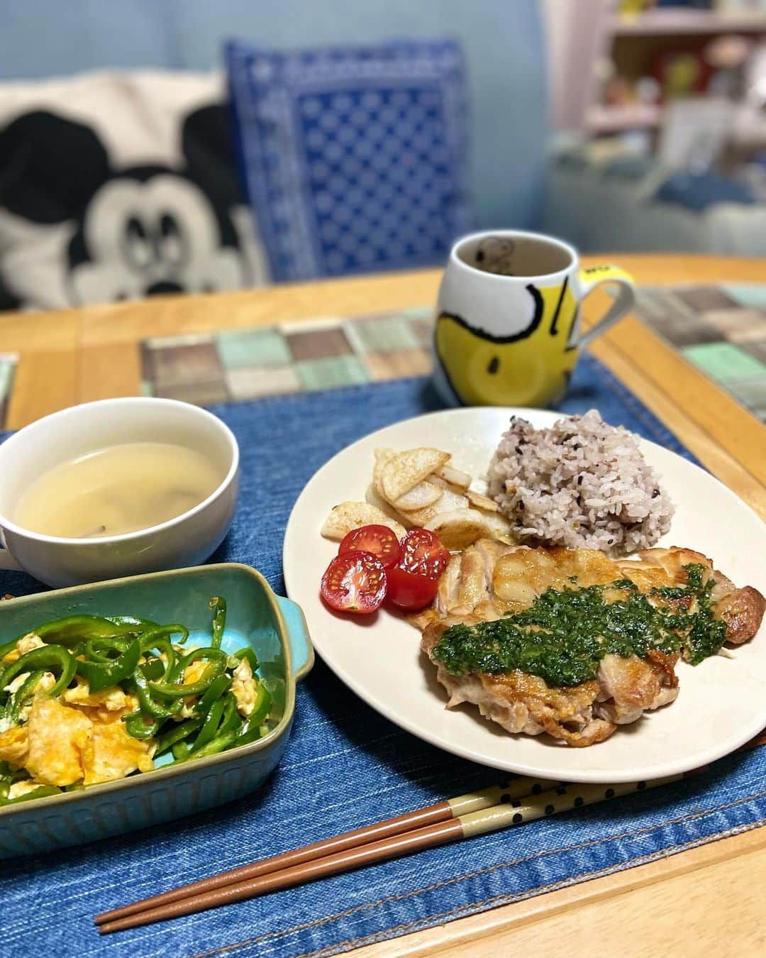 lalapinkのインスタグラム：「夜ごはん🍚  ⭐︎鶏モモ肉の大葉ジェノベーゼ　 ⭐︎ピーマンの半熟たまご炒め ⭐︎しめじのコンソメスープ  大葉のジェノベーゼ美味しい🤤 鶏モモ肉二人分食べてしまった😆  @oisix   #よるごはん #夜ごはん #夜ご飯 #夕飯 #夕食 #ジェノベーゼ #おうちごはん #おうちご飯 #oisix #ちゃんとoisix #オイシックス」