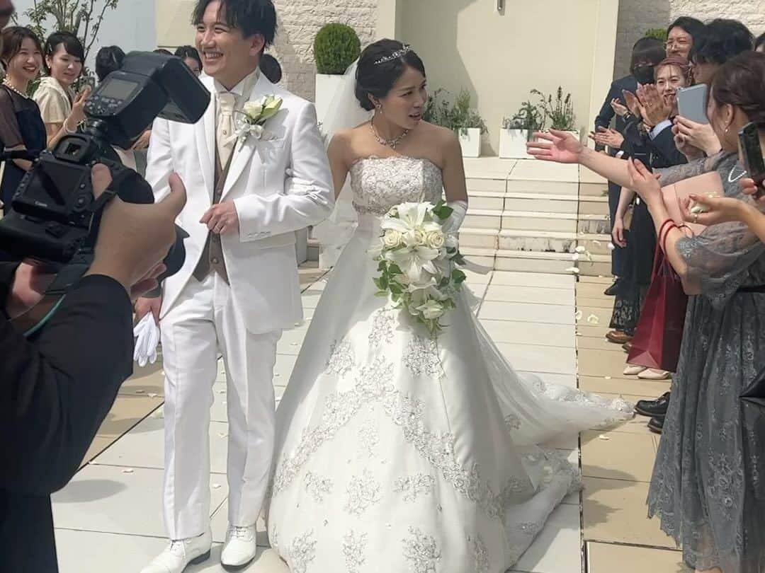 桜木ひなさんのインスタグラム写真 - (桜木ひなInstagram)「♡結婚式♡ 大好きな弟の結婚式でした💒 私の友人も小さい頃からの仲良しなので参加🙌✨ ・ 立派になった弟の姿を改めて感じてホロリ😢🌟 ・ ですが弟が幸せになる事が何より嬉しいです☺️🧡 ・ 素敵な家庭を築いて欲しいです☺️❤️ ・ ・ #大好きな弟#おめでとう#お姉ちゃん嬉し泣き#結婚式#結婚式場 #ウェディング」9月23日 21時02分 - hina_sakuragi