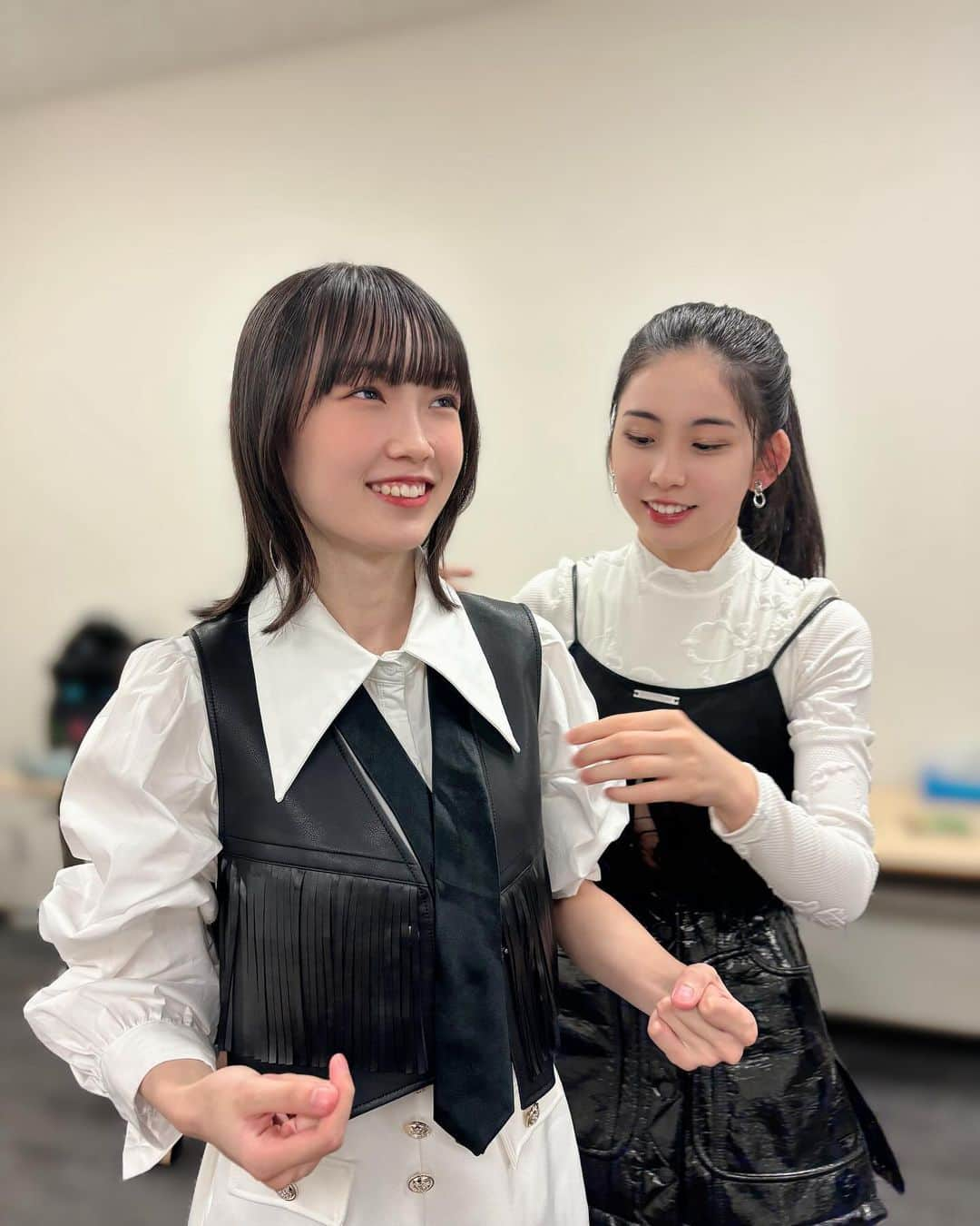 石田亜佑美さんのインスタグラム写真 - (石田亜佑美Instagram)「👔 　 　 めいがネクタイ結べなくて らいりーにお願いしてた 　 かわいいとこ撮れた🤭🩷 　 　  モーニング娘。ベストセレクション ～The 25周年～ 発売記念イベント1日目ありがとでした 　 #山﨑愛生  #櫻井梨央  #でも結果結べてなかった笑 #かわいい笑  #モーニング娘23  #morningmusume23  #石田亜佑美」9月23日 20時57分 - ayumi_ishida.official