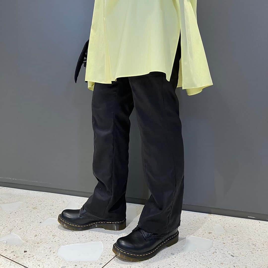 BEAMS JAPANさんのインスタグラム写真 - (BEAMS JAPANInstagram)「. 【WOMENS STAFF STYLING】  ＜Graphpaper＞のバンドカラーシャツはコットン100%とは思えないシルクのような着心地です。サラッと1枚で着ても主役になります。 Staff 161cm  ＜Graphpaper＞ Silicon Poplin Deep Slit Band Collar Shirt ¥30,800-(inc.tax) Item No.61-11-0282  ＜BEAMS JAPAN ORIGINAL＞ Faux Suede Pants ¥20,680-(inc.tax) Item No.13-24-0158  ＜SASQUATCHFABRIX.＞ “$” KNOT BAG ¥24,200-(inc.tax) Item No.11-61-0257  BEAMS JAPAN 2/3F ☎︎03-5368-7317 @beams_japan #graphpaper #beamsjapanoriginal #sasquatchfabrix #beams #beamsboy #raybeams #beamsjapan #beamsjapan3rd #beamsjapanwomens #beamsstaffstyling Instagram for Womens staff stylings Blog for Recommended」9月23日 20時57分 - beams_japan