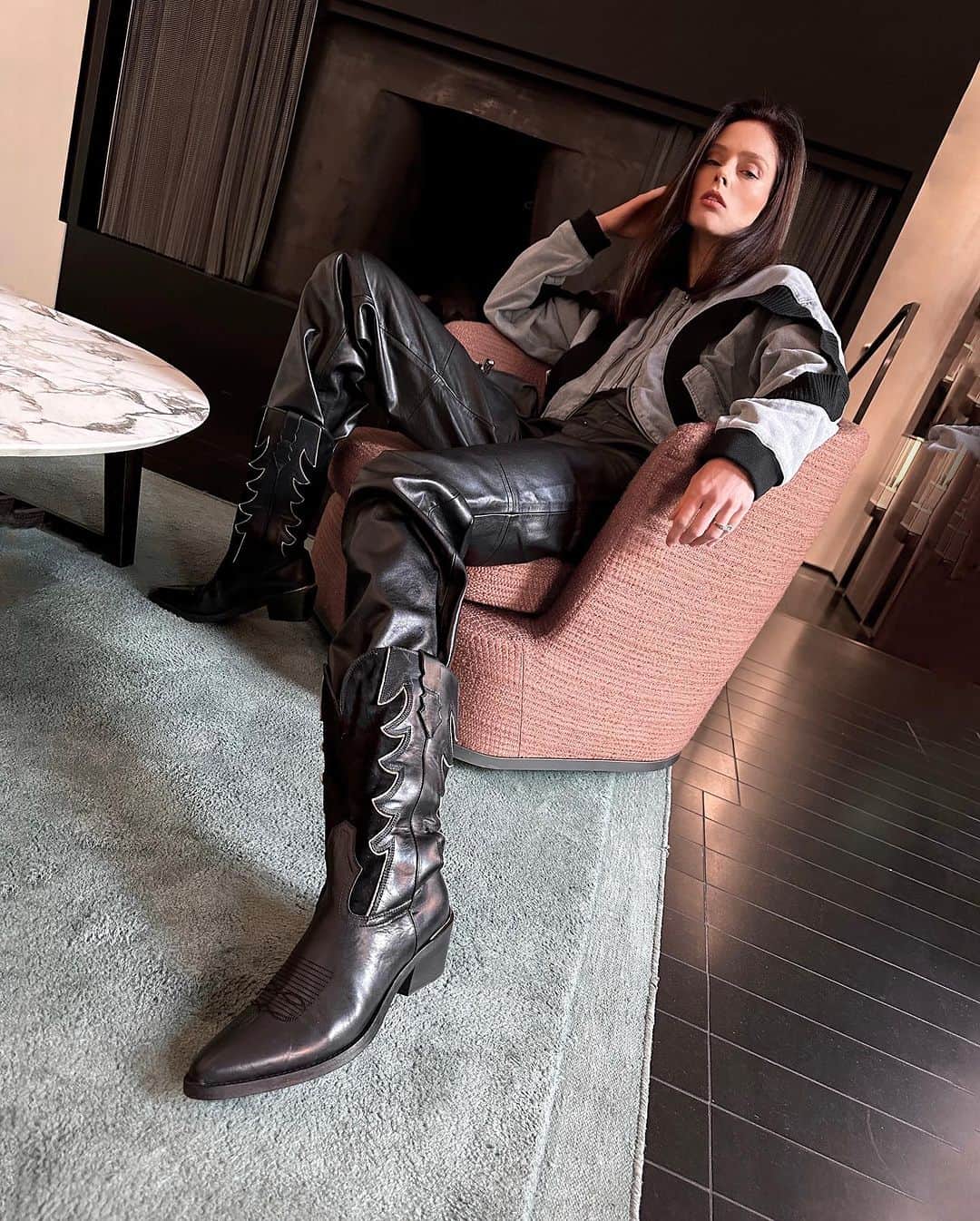 ココ・ロシャのインスタグラム：「This girl crashed and got 15 hours sleep last night! 🤪 It’s been a few years since I got more than 8. On my way to back to back fittings now. #MFW」