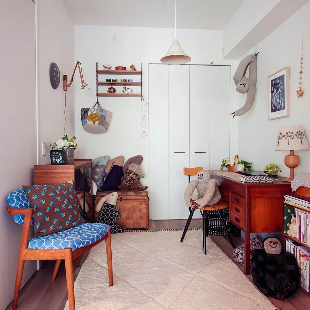 ムクリ［mukuri］さんのインスタグラム写真 - (ムクリ［mukuri］Instagram)「我が家のインテリアに欠かせない存在。ミナペルホネンの雑貨や小物〜都内マンションで北欧インテリアを楽しむ暮らし（comfortablelife_7さん())  自宅に北欧ヴィンテージ家具や アルテックなどシンプルな家具が多く、 小物で部屋の雰囲気を明るくしたいと 考えているhappyさん。  小物で一番取り入れているのは ミナペルホネンのものです。  ソファ生地やクッション、 ファブリックやブランケット。 ラグやポスター、 ぬいぐるみに照明、食器まで。 happyさんのお家にある ミナペルホネンのものについて お話いただきました。  happyさんが初めて買った ミナペルホネンとは？  見ているだけで幸せな気持ちになる 愛らしい小物たち。 ぜひご覧くださいね♪  @comfortablelife_7 さん ありがとうございました！  （編集：kaori）  ▶詳細はプロフィールのURLよりご覧ください プロフィールはこちらから @mukuri_official ・  –––––––––––––––––– ムクリ公式アカウントでは くらしの中にある"好き"や"コダワリ"を毎日お届け。  インテリア、整理収納から家づくりなど 日常で参考になる情報から サラッと読める短編コラムまで ご紹介していますのでフォローしてぜひご覧ください。 ▶︎ @mukuri_official ・  「 #ムクリ 」のタグもいつも楽しく拝見しています☺️  オリジナルブランドは @daily_mukuri  くらしの中にあったらいいいな、 そんな商品を企画・制作、集めています。 ––––––––––––––––––  #インテリア雑貨 #インテリア小物 #マンションインテリア #北欧インテリア #scandinaviandesign #好きなものに囲まれた暮らし #minaperhonen #ミナペルホネン #artek #イッタラ #くらしの編集#ムクリ」9月23日 21時05分 - mukuri_official