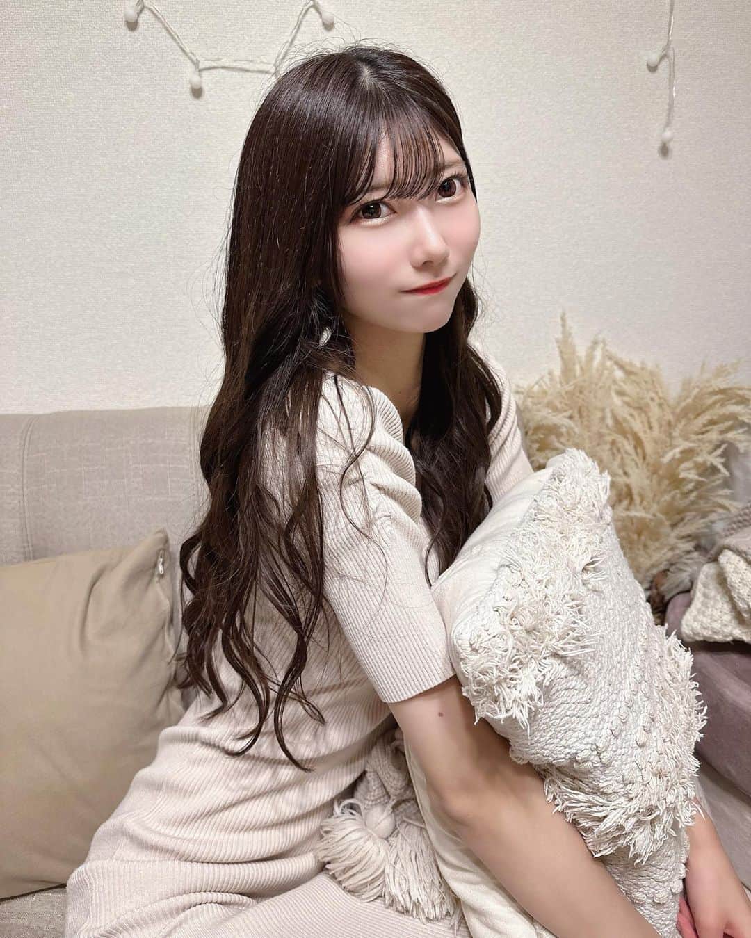 山広美保子のインスタグラム：「ぎゅ . . . . .#スカート #ミニスカート #美脚 #ニットワンピース #タイトスカート #ワンピース #フェミニン　#私服 #全身コーデ #アイドル #idola #lucu #cantik #ไอดอล  #follow #フォロワー募集中 #いいね返し #乃木坂46 #乃木坂46 #大人 #大人女子 #大人女子コーデ #美脚 #撮影  #巻き髪 #ロングヘア #ヘアアレンジ #ノースリーブ #ノースリーブワンピース」