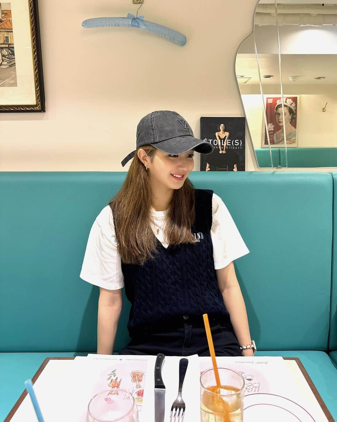 平井桃伽のインスタグラム：「気分はお人形さん になれるかわいいお店見つけたっっ👀  とんでもなく土砂降りの日で髪の毛くせ毛爆発しちゃった...ぼちぼちヘアメンテナンス行かなきゃっっ  #姉妹 #lunch #珍しく #仲良し  #ティファニーブルー #めっちゃ好きなの」