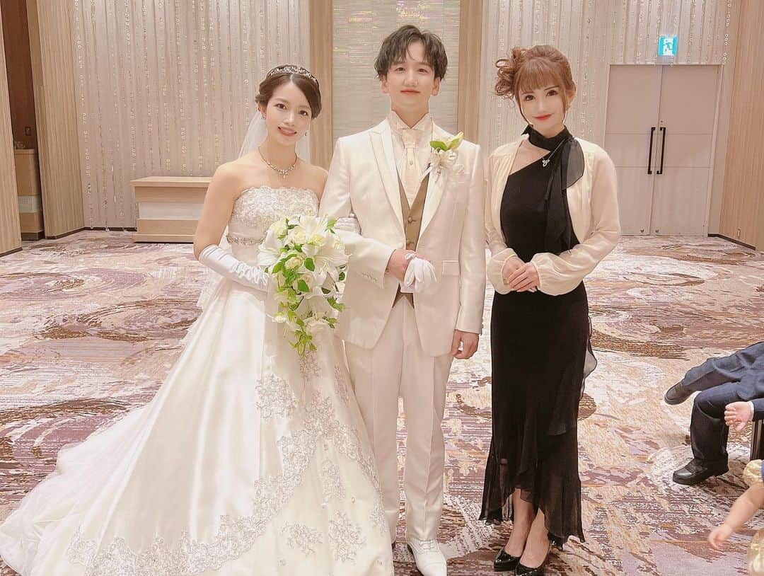 桜木ひなさんのインスタグラム写真 - (桜木ひなInstagram)「♡結婚式♡ 大好きな弟の結婚式でした💒 私の友人も小さい頃からの仲良しなので参加🙌✨ ・ 立派になった弟の姿を改めて感じてホロリ😢🌟 ・ ですが弟が幸せになる事が何より嬉しいです☺️🧡 ・ 素敵な家庭を築いて欲しいです☺️❤️ ・ ・ #大好きな弟#おめでとう#お姉ちゃん嬉し泣き#結婚式#結婚式場 #ウェディング」9月23日 21時02分 - hina_sakuragi