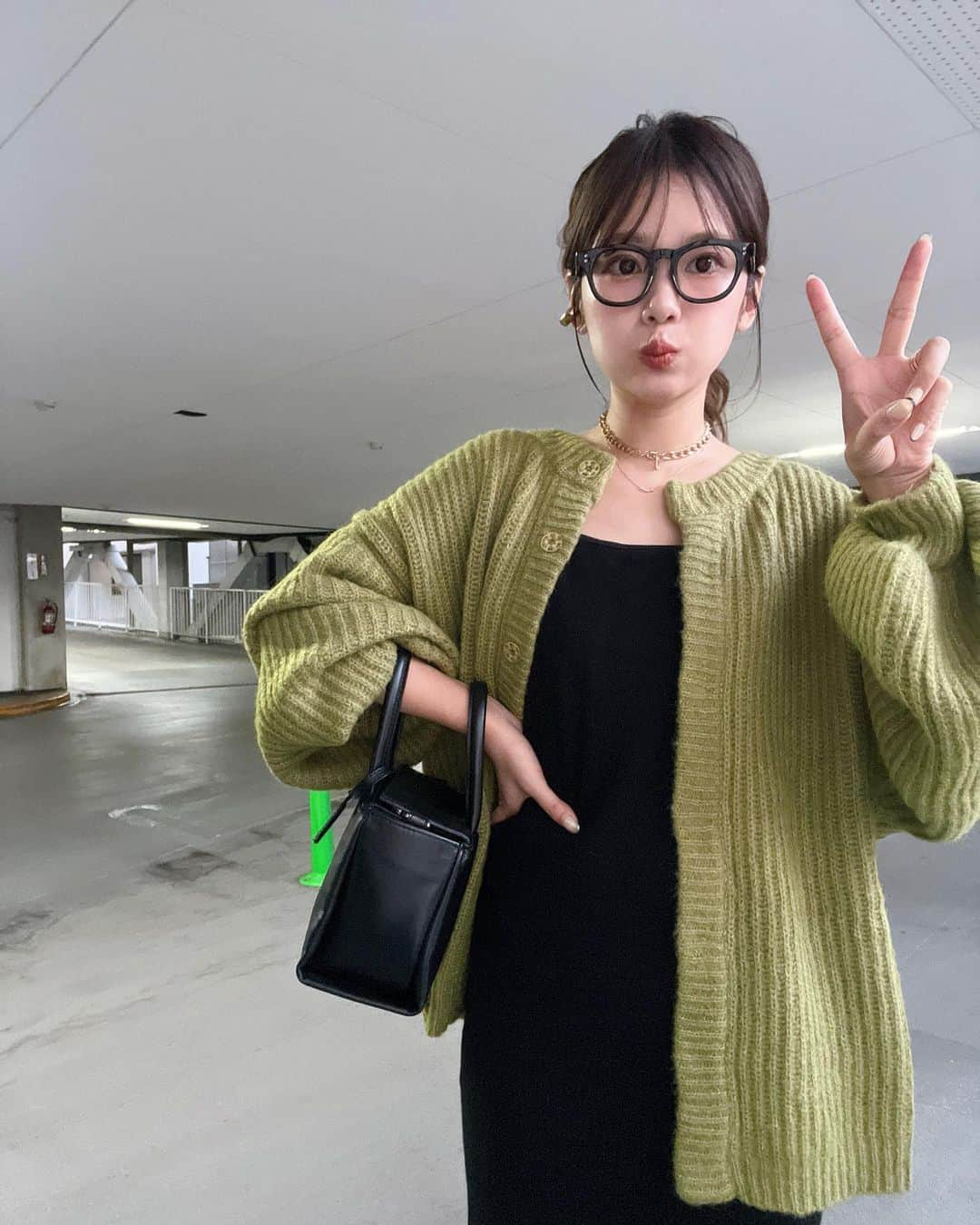 ほたるさんのインスタグラム写真 - (ほたるInstagram)「・ ・ ゆるっとしたシルエットが可愛いニットカーデ🧶💚  めちゃくちゃ万能💯  デニムと合わせてカジュアルにきてもいいし、こんな感じでワンピースと合わせても可愛い✌️  私的にはテーパードのボトムスやスラックスに合わせて着るのが細見え効果もあって好き😙🤍  #auntmaries #アントマリーズ #am_code #pr」9月23日 21時02分 - hotarutaru21