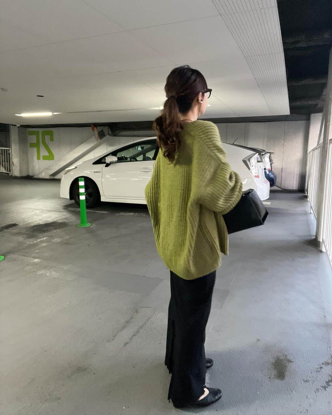 ほたるさんのインスタグラム写真 - (ほたるInstagram)「・ ・ ゆるっとしたシルエットが可愛いニットカーデ🧶💚  めちゃくちゃ万能💯  デニムと合わせてカジュアルにきてもいいし、こんな感じでワンピースと合わせても可愛い✌️  私的にはテーパードのボトムスやスラックスに合わせて着るのが細見え効果もあって好き😙🤍  #auntmaries #アントマリーズ #am_code #pr」9月23日 21時02分 - hotarutaru21