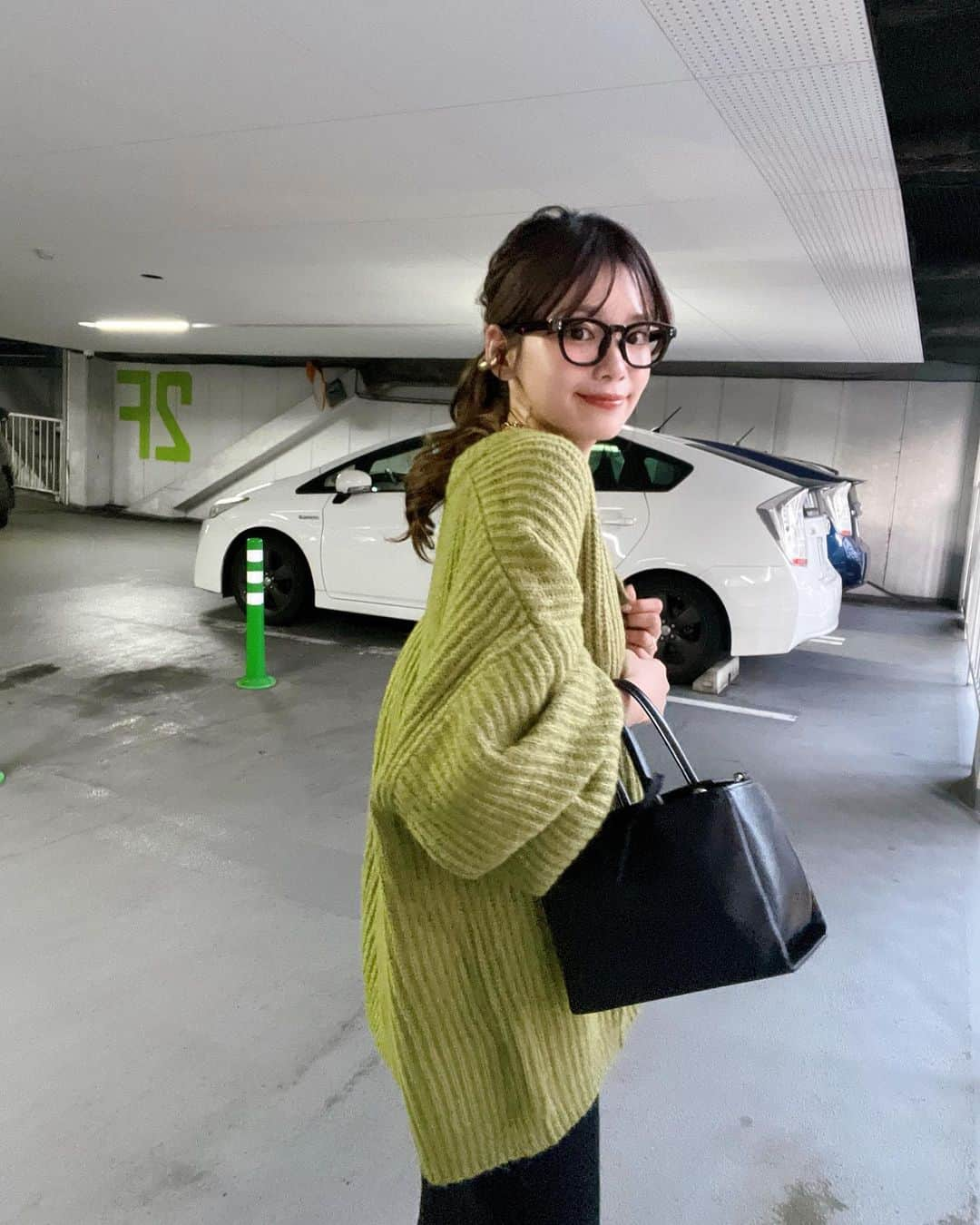 ほたるさんのインスタグラム写真 - (ほたるInstagram)「・ ・ ゆるっとしたシルエットが可愛いニットカーデ🧶💚  めちゃくちゃ万能💯  デニムと合わせてカジュアルにきてもいいし、こんな感じでワンピースと合わせても可愛い✌️  私的にはテーパードのボトムスやスラックスに合わせて着るのが細見え効果もあって好き😙🤍  #auntmaries #アントマリーズ #am_code #pr」9月23日 21時02分 - hotarutaru21