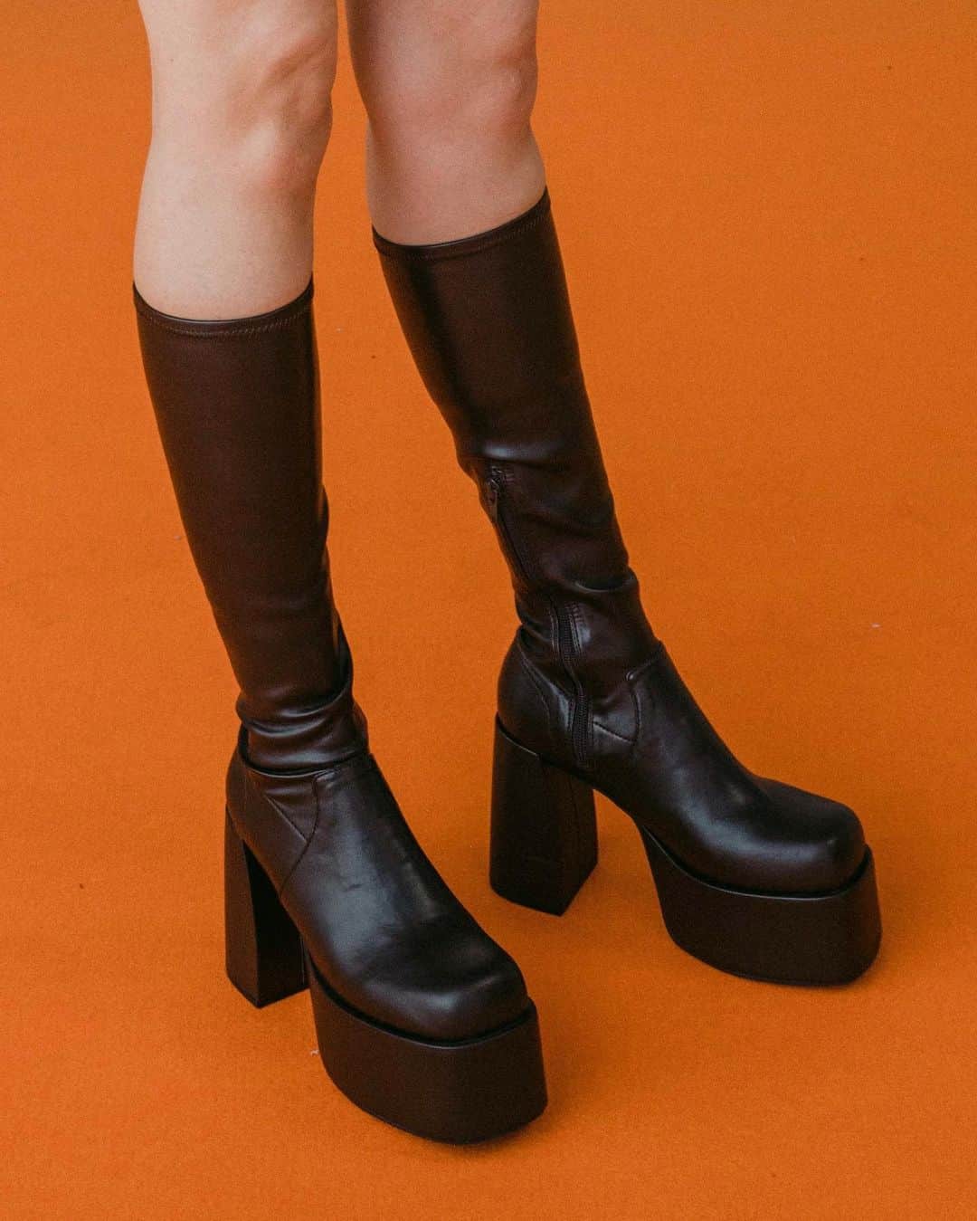 EMODAさんのインスタグラム写真 - (EMODAInstagram)「ㅤㅤㅤㅤㅤㅤㅤㅤㅤㅤㅤㅤ '23 autumn&winter Recommend outer ㅤㅤㅤ  ・BULKY PLUMP FIT BOOTS ￥ 16,280 tax'in ＿＿＿＿＿＿＿＿＿＿＿＿＿＿＿＿＿＿＿＿＿＿＿＿ ≪RUNWAYchannel祭り!!-第2弾-≫ 5日間限定開催！ 9/22(fri)12:00-9/26(tue)23:59  ＼お得なイベント毎日開催!!／  ■POINT×20フェア&送料無料 >9/22(fri)12:00-9/26(tue)23:59 最新アイテムポイント20倍還元。次回も更にお得に!!  ■10人に1人がタダ?! 期間中限定イベント！！  その他イベントもCHECK！ ＿＿＿＿＿＿＿＿＿＿＿＿＿＿＿＿＿＿＿＿＿＿＿＿ 詳細は( @emoda_official )のTOPのURL,storiesチェック✔️ㅤㅤ ㅤㅤㅤ ㅤㅤㅤㅤㅤ ㅤㅤㅤㅤㅤ ㅤㅤㅤㅤ #EMODA #EMODA_SHOES #boots #ブーツ #ロングブーツ #RUNWAYchannel #2023AW #autumn @emoda_snap」9月23日 21時13分 - emoda_official