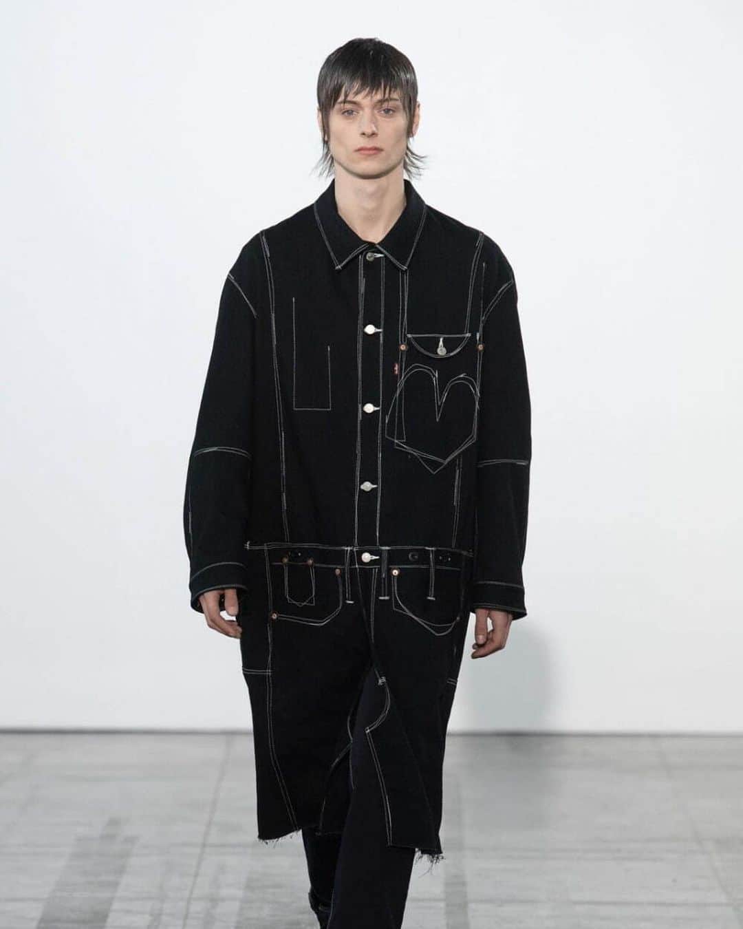 のインスタグラム：「【JUNYA WATANABE MAN×levis】 伝統的な物づくりと、歴史あるベーシックを解釈・解体して、新しいメンズカジュアルを打ち出しています。良き物づくりの工場を所有した尊敬出来るブランドとのコラボレーションを手法とし、Wネームの先駆け的存在のブランドとしても高い評価を得ています。  no.23020731101030 @baycrews   #jointworks#junyawatanabeman #levis」